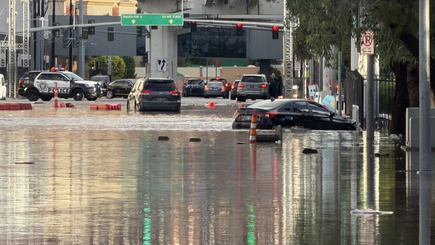 El especialista advirtió que los terrenos se saturan y las estructuras de retención se colman cuando las lluvias superan la capacidad prevista (Crédito: KTNV)