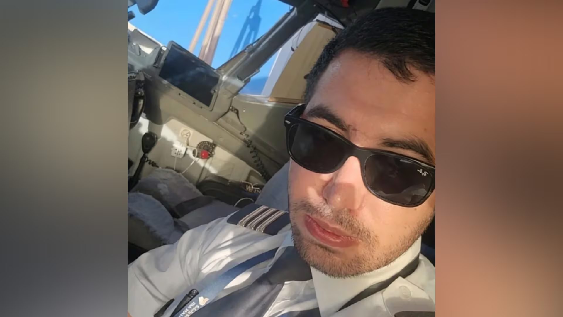 El copiloto Hamam al-Hammami posa en la cabina de mandos de una aeronave de la compañía Flydubai.