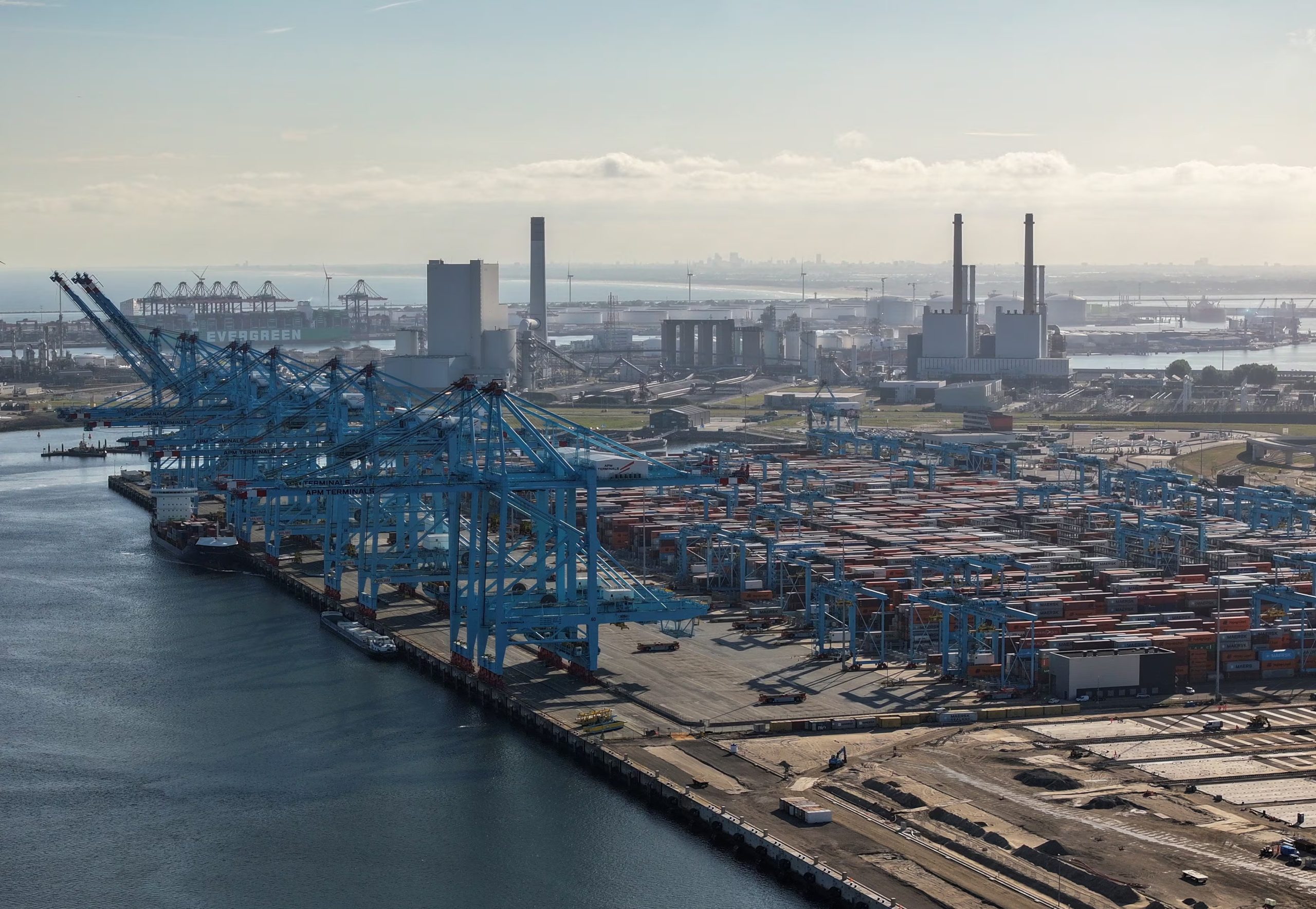 El puerto de Rotterdam, uno de los principales centros logísticos de Europa, formó parte de la agenda del ministro Gerald Campos durante su visita oficial. REUTERS/Bart Biesemans