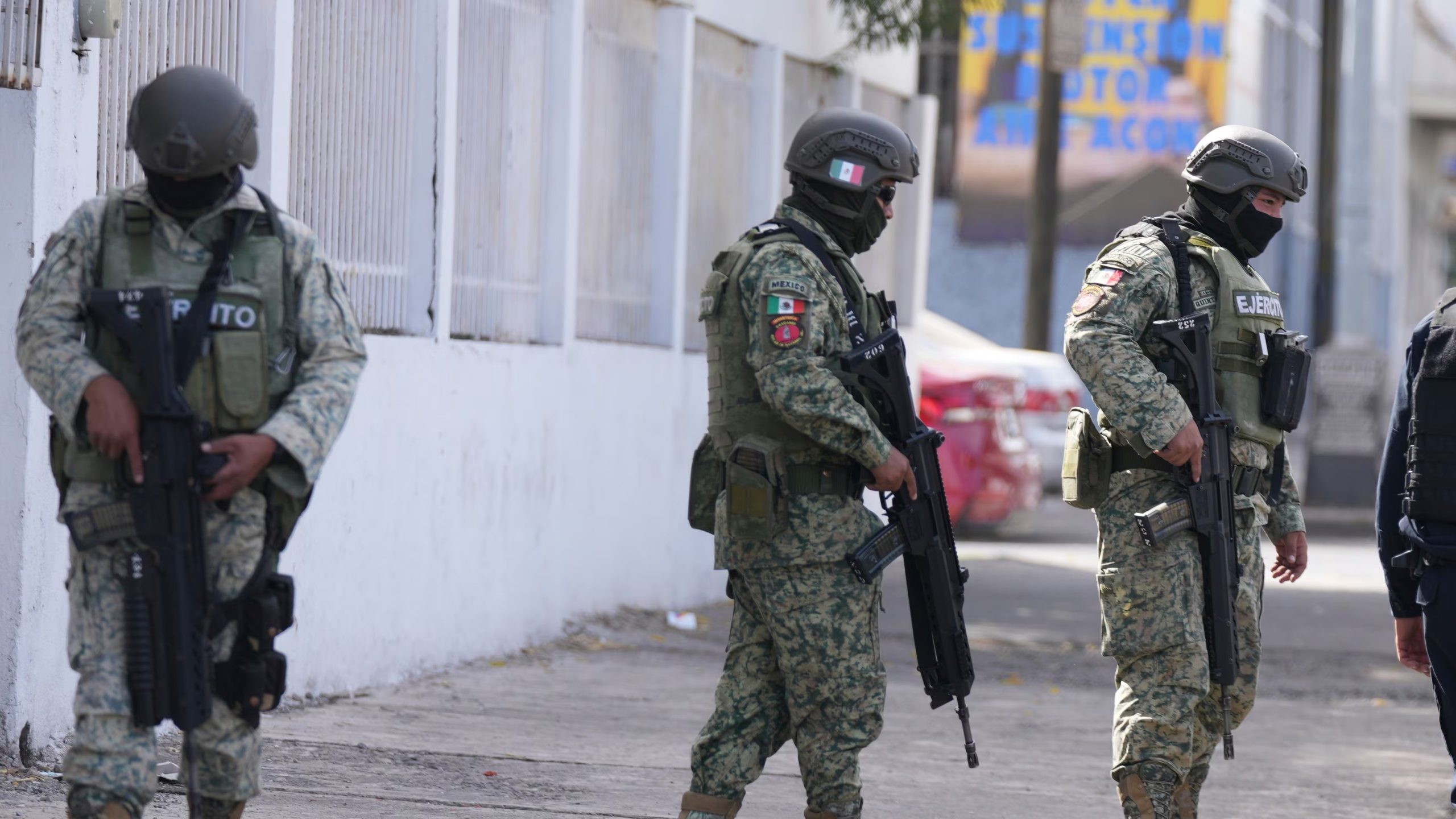 Policías y soldados revisan a conductores en un control de seguridad en Culiacán, en el estado de Sinaloa, México, el miércoles 26 de febrero de 2025. (AP Foto/Fernando Llano)