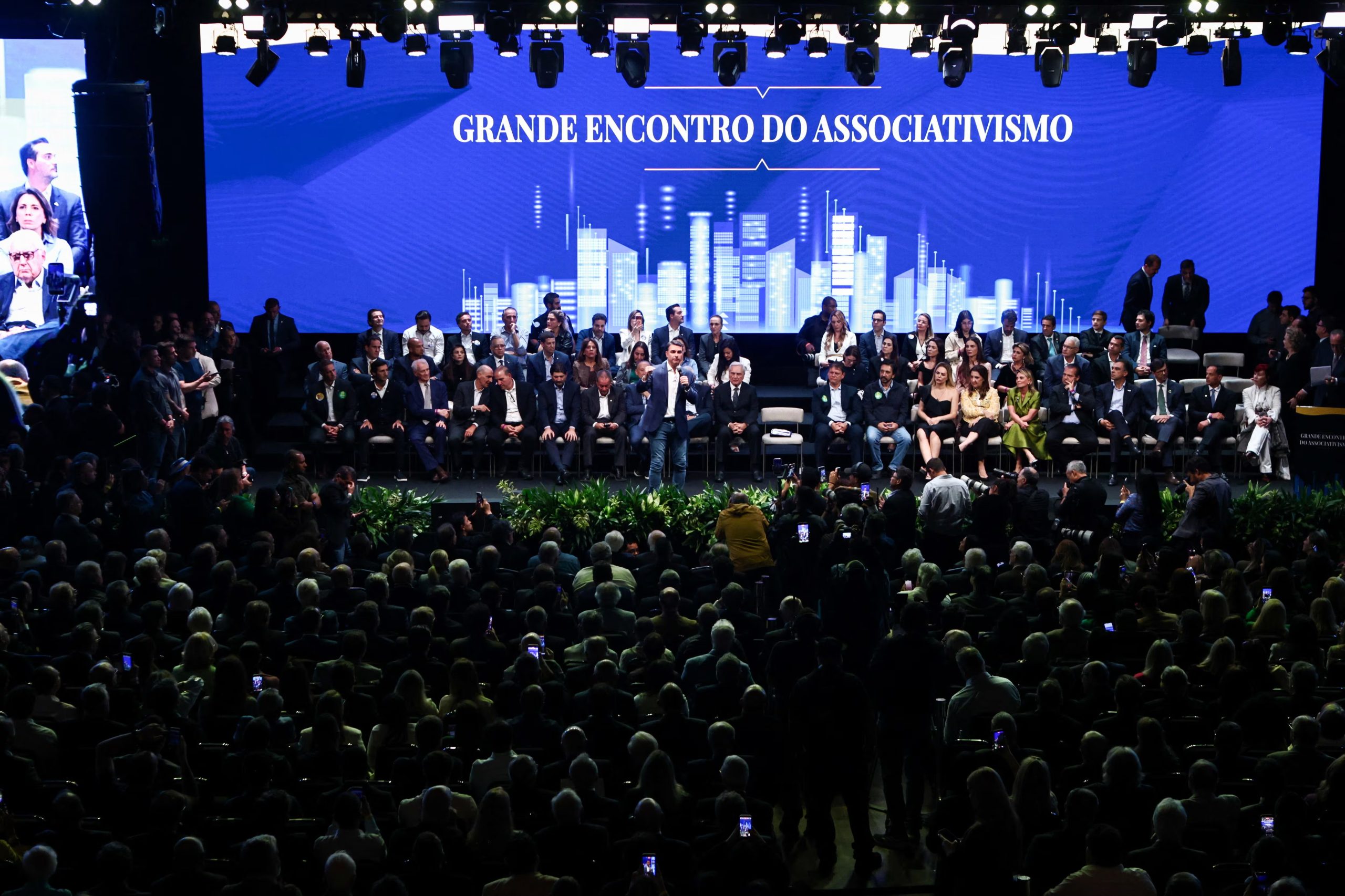 El candidato presidencial brasileño Flavio Bolsonaro habla en el Gran Encuentro de Asociativismo en São Paulo, Brasil, el 13 de octubre de 2026 (REUTERS/Jean Carniel)