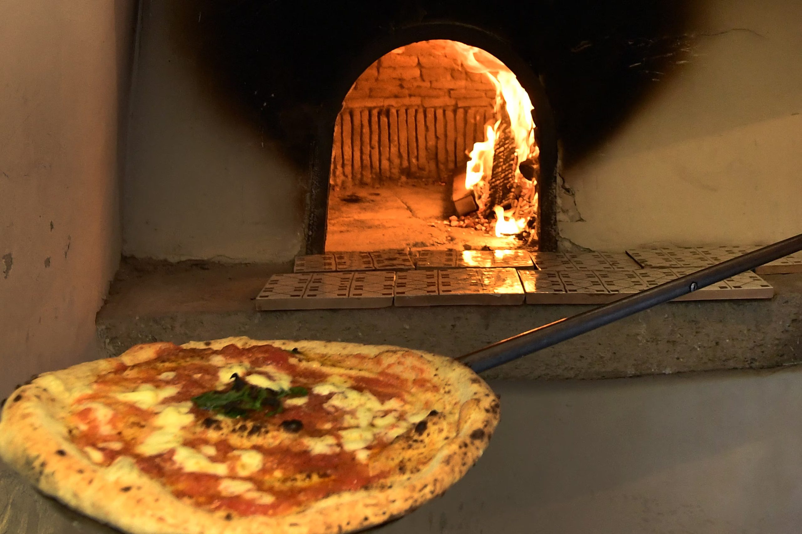 El arte de los pizzaioli de Nápoles ingresó en la lista de la UNESCO en 2017 y reúne a cerca de 3000 profesionales del oficio local (TIZIANA FABI / AFP)