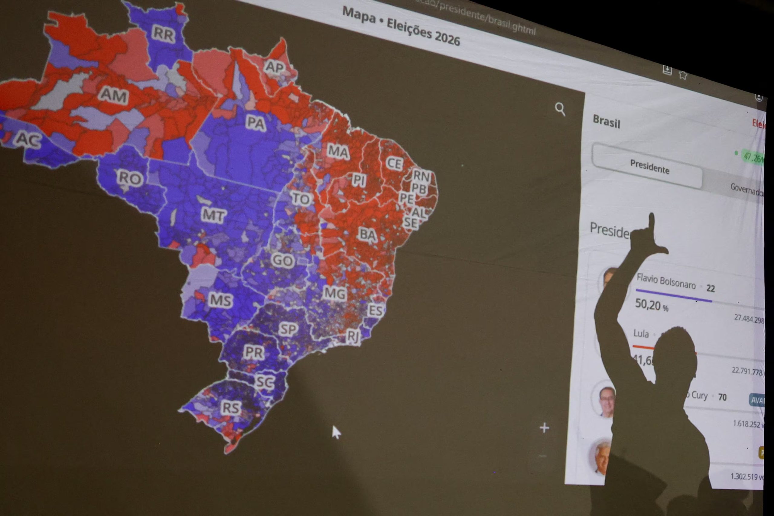 La sombra de un simpatizante del presidente brasileño y candidato a la reelección por el Partido de los Trabajadores (PT), Luiz Inácio Lula da Silva, se proyecta sobre una pantalla mientras la gente espera los resultados tras el cierre de las urnas en las elecciones generales de Brasil, en Río de Janeiro, Brasil, el 4 de octubre de 2026. REUTERS/Pilar Olivares