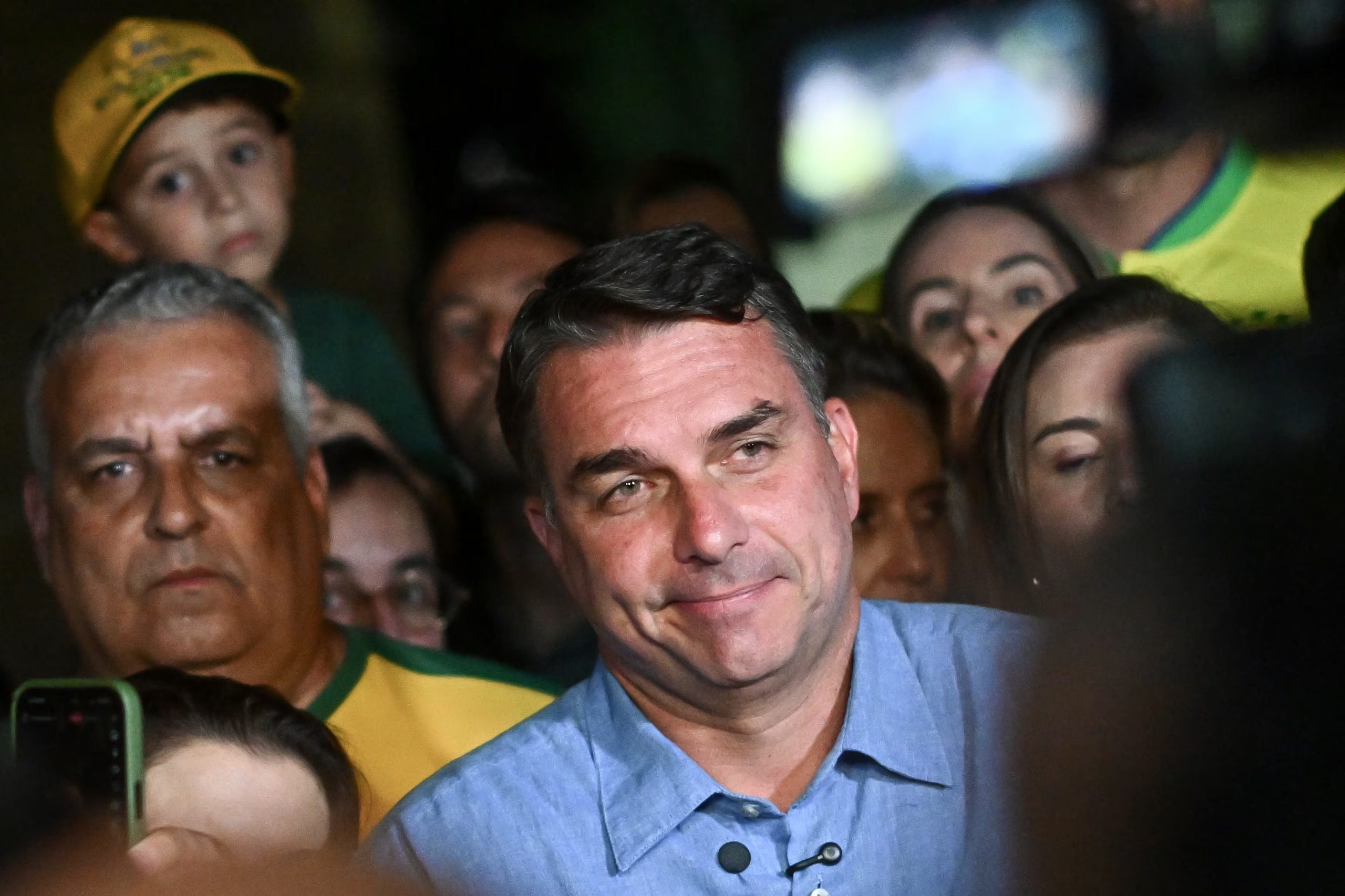 El senador Flávio Bolsonaro ofrece declaraciones luego de conocer los resultados oficiales de los comicios celebrados este domingo, en Brasilia (Brasil). EFE/ Andre Borges
