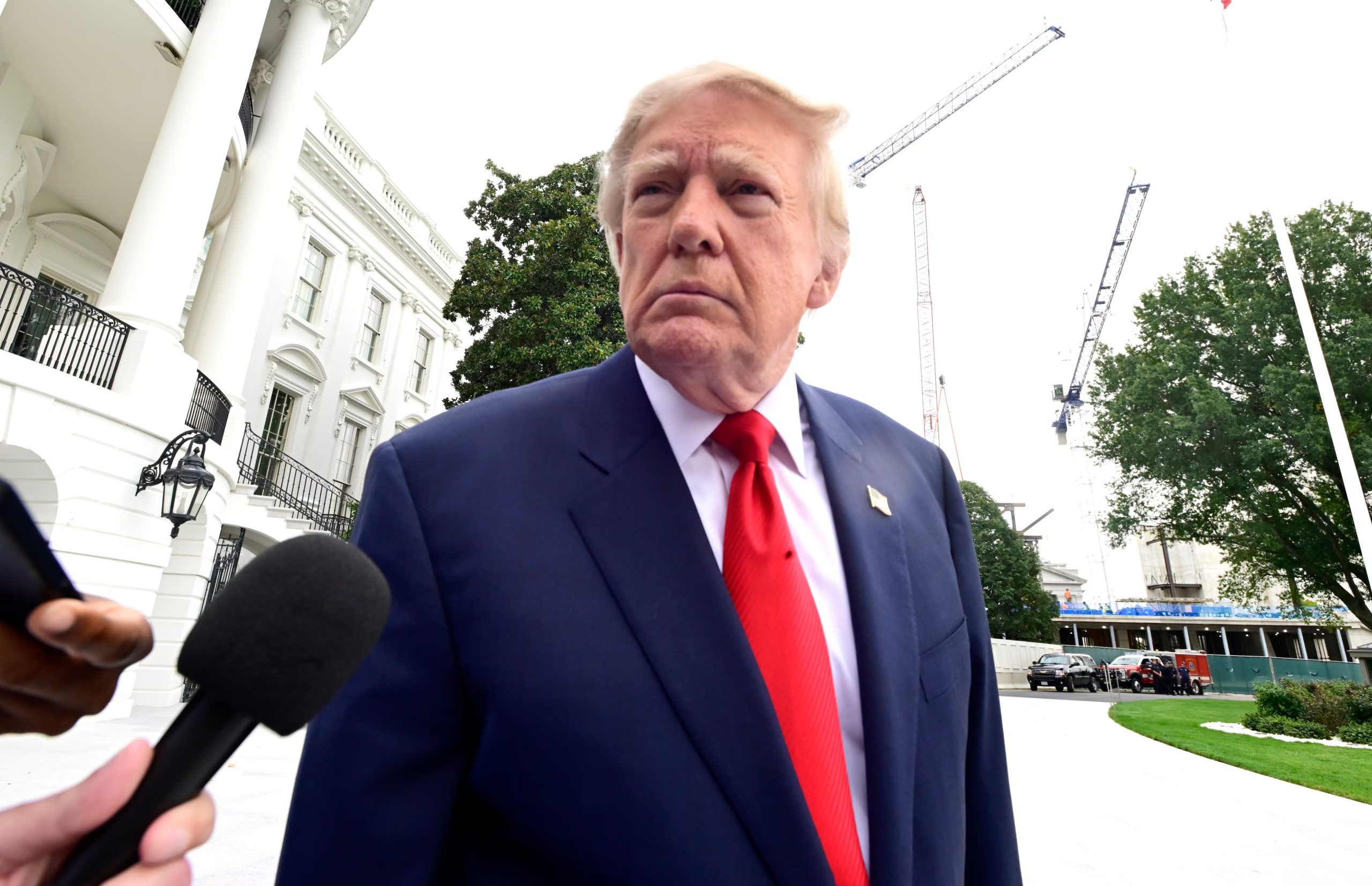 Donald Trump aseguró que podría revisar el arancel del 12,5% aplicado a productos colombianos, aunque no confirmó si lo eliminará -crédito EFE/EPA/RON SACHS / POOL
