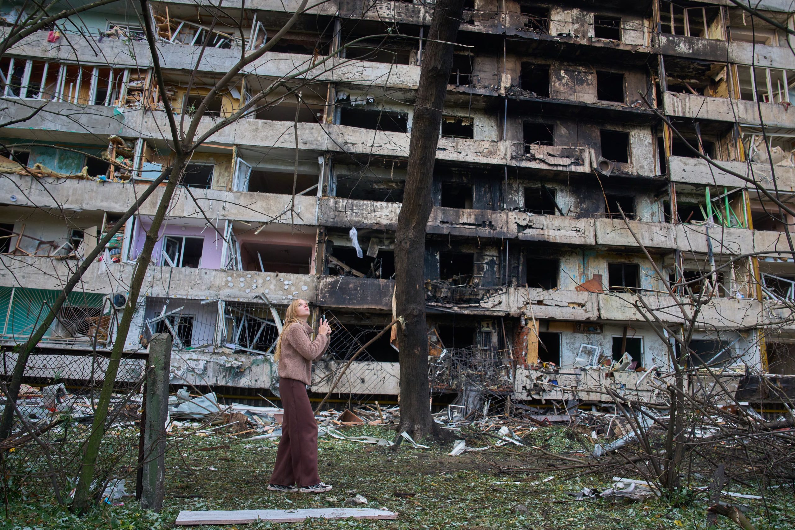 Una joven observa los daños en su residencia después de un ataque ruso, el miércoles 14 de octubre de 2026, en Kiev, Ucrania.(AP Foto/Efrem Lukatsky)