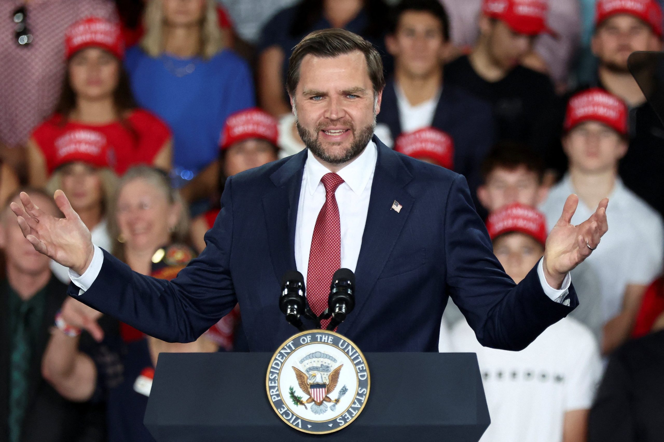 El vicepresidente de Estados Unidos, JD Vance, habla durante un mitin de campaña para las elecciones de mitad de mandato en apoyo del candidato republicano a gobernador, Byron Donalds, en Lakeland, Florida, EE. UU., el 1 de octubre de 2026 (REUTERS/Kevin Lamarque)