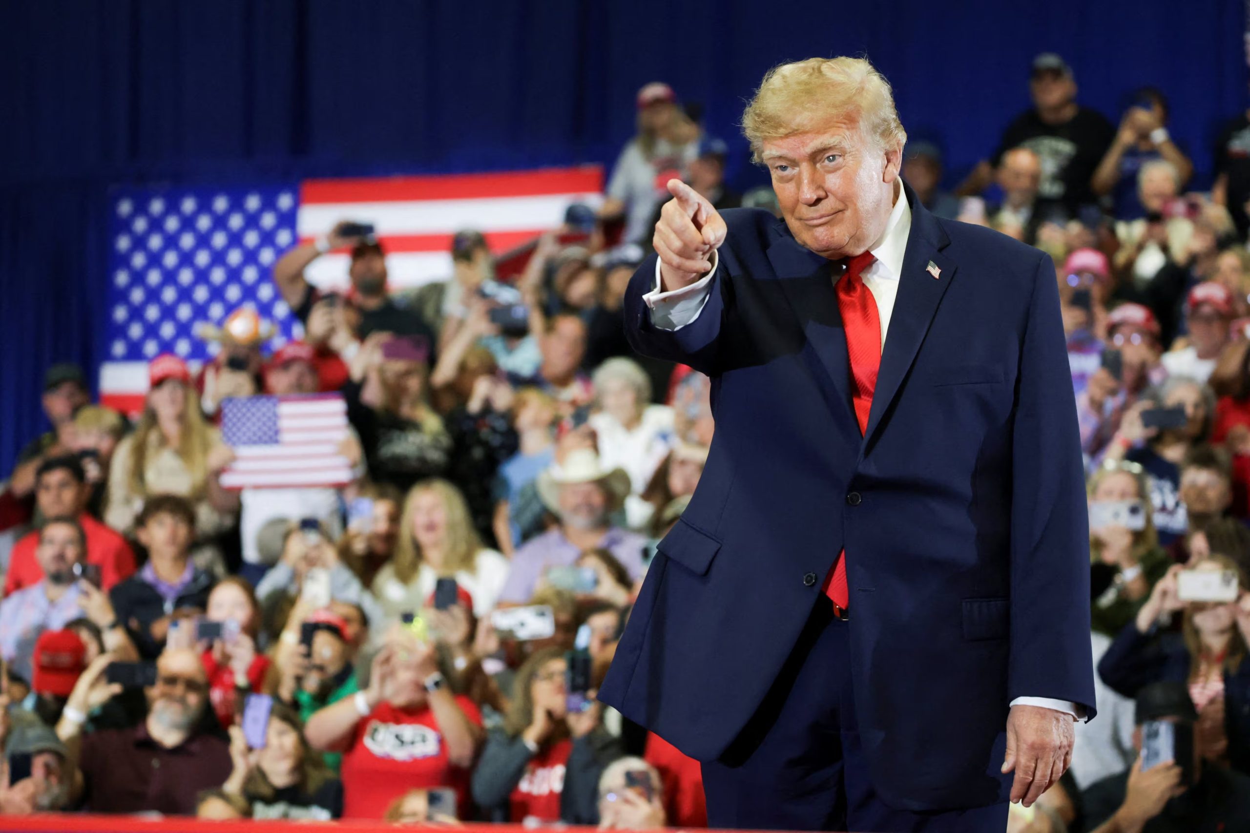 El presidente de Estados Unidos, Donald Trump, participa en un mitin de las elecciones de mitad de mandato para el candidato republicano a gobernador de Oklahoma, Mike Mazzei, en el Choctaw Event Center de Durant, Oklahoma (EE. UU.), el 1 de octubre de 2026 (REUTERS/Jonathan Ernst)