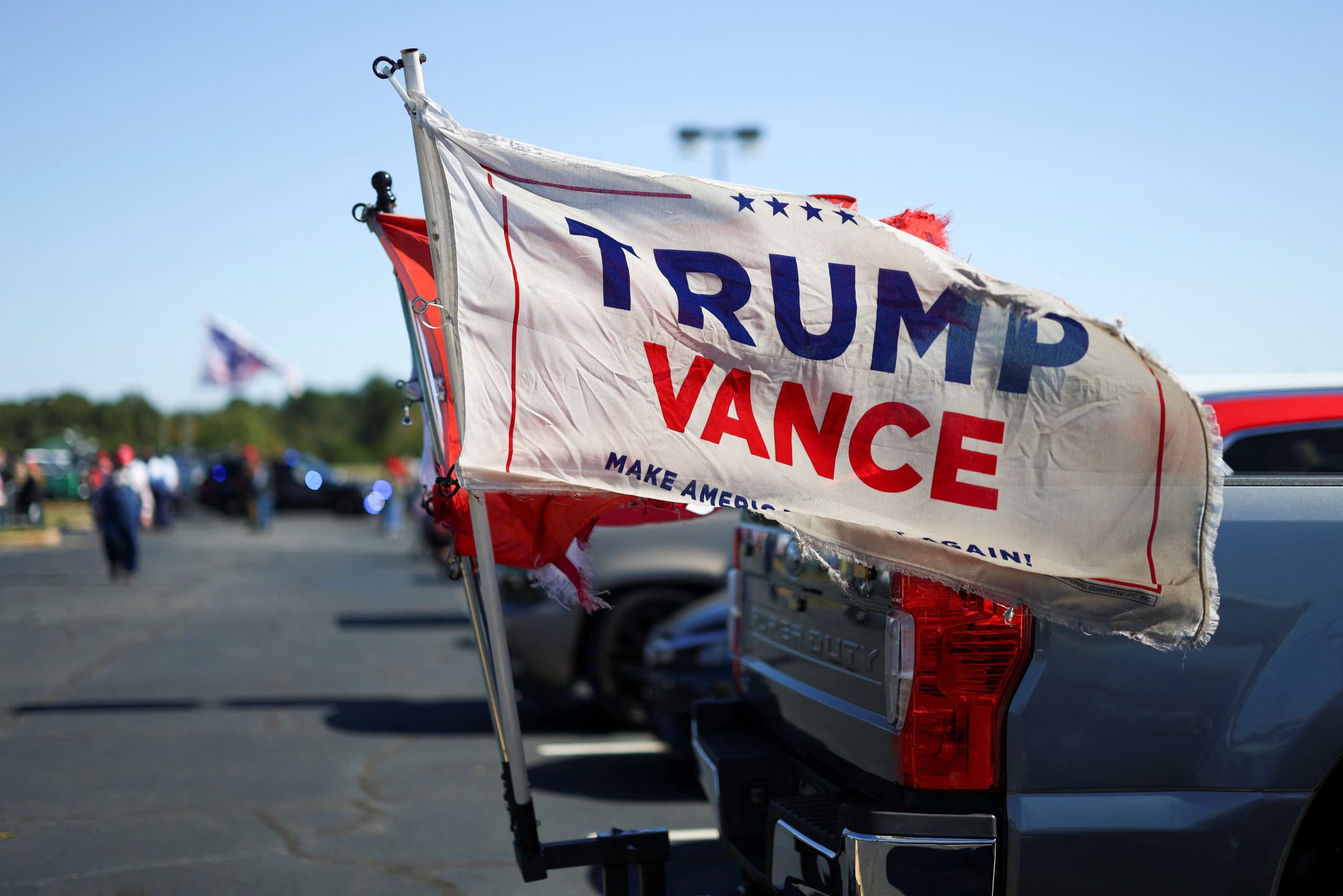 Donald Trump llamó a los ciudadanos de Florida y Michigan a emitir su voto anticipado para las elecciones de medio término (REUTERS/Edgar Su)