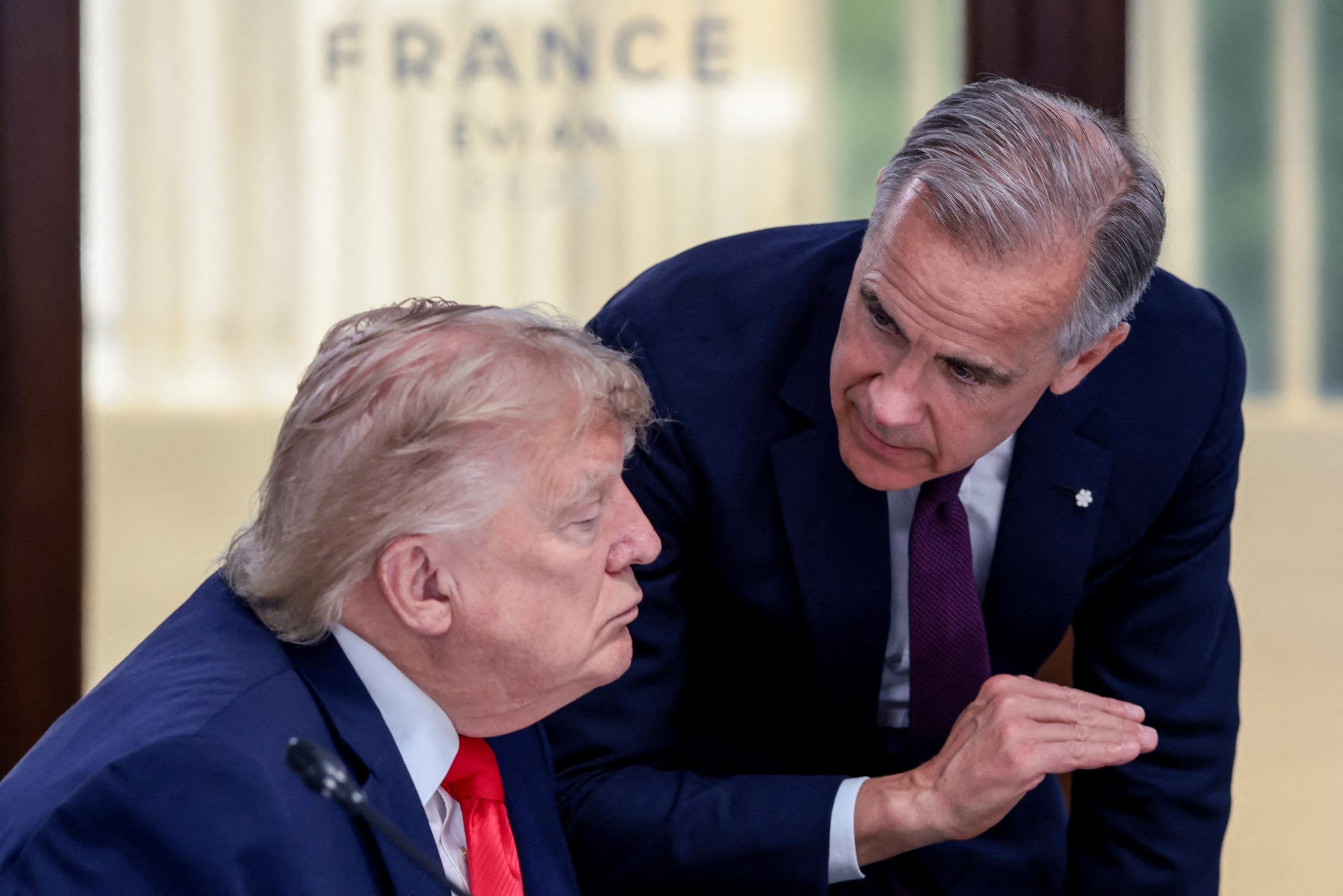 Donald Trump junto al Primer Ministro canadiense Mark Carney durante una cumbre de líderes del G7 en Evian-les-Bains, Francia, el 16 de junio de 2026. REUTERS/Evelyn Hockstein/Pool/File Photo