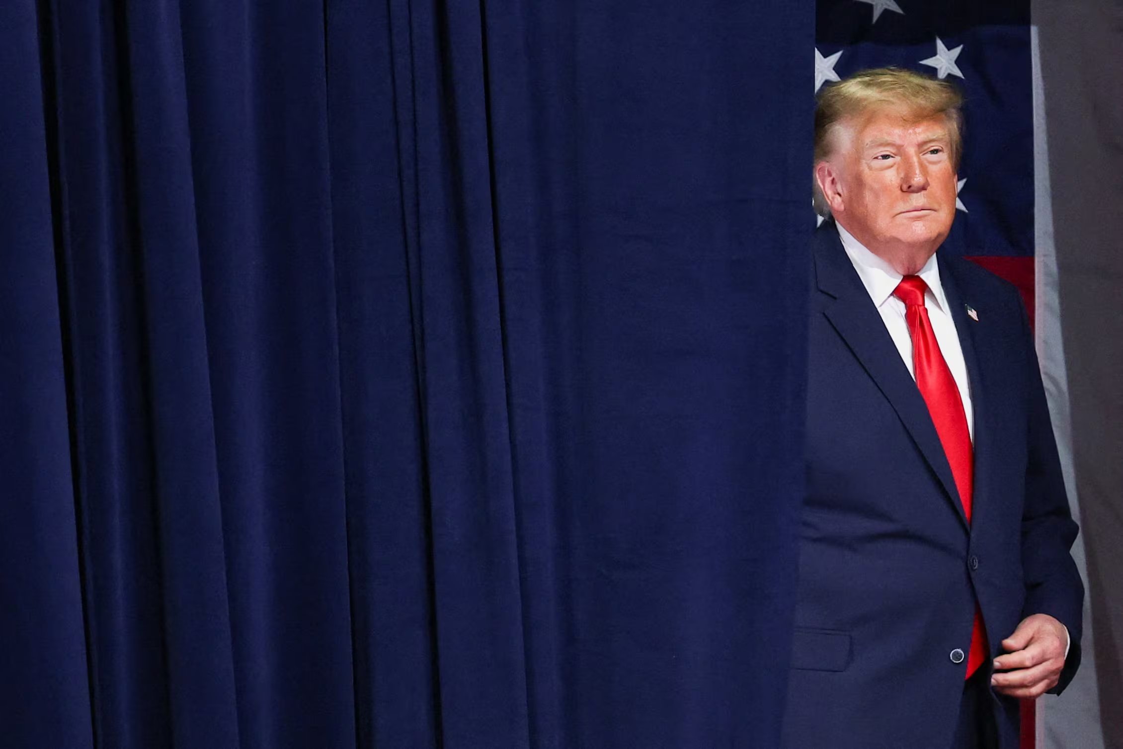 El presidente de Estados Unidos, Donald Trump, sube al escenario durante un mitin en el Alico Arena de la Florida Gulf Coast University, de cara a las elecciones de mitad de mandato, en Fort Myers, Florida, Estados Unidos, el 23 de octubre de 2026 (REUTERS/Umit Bektas)