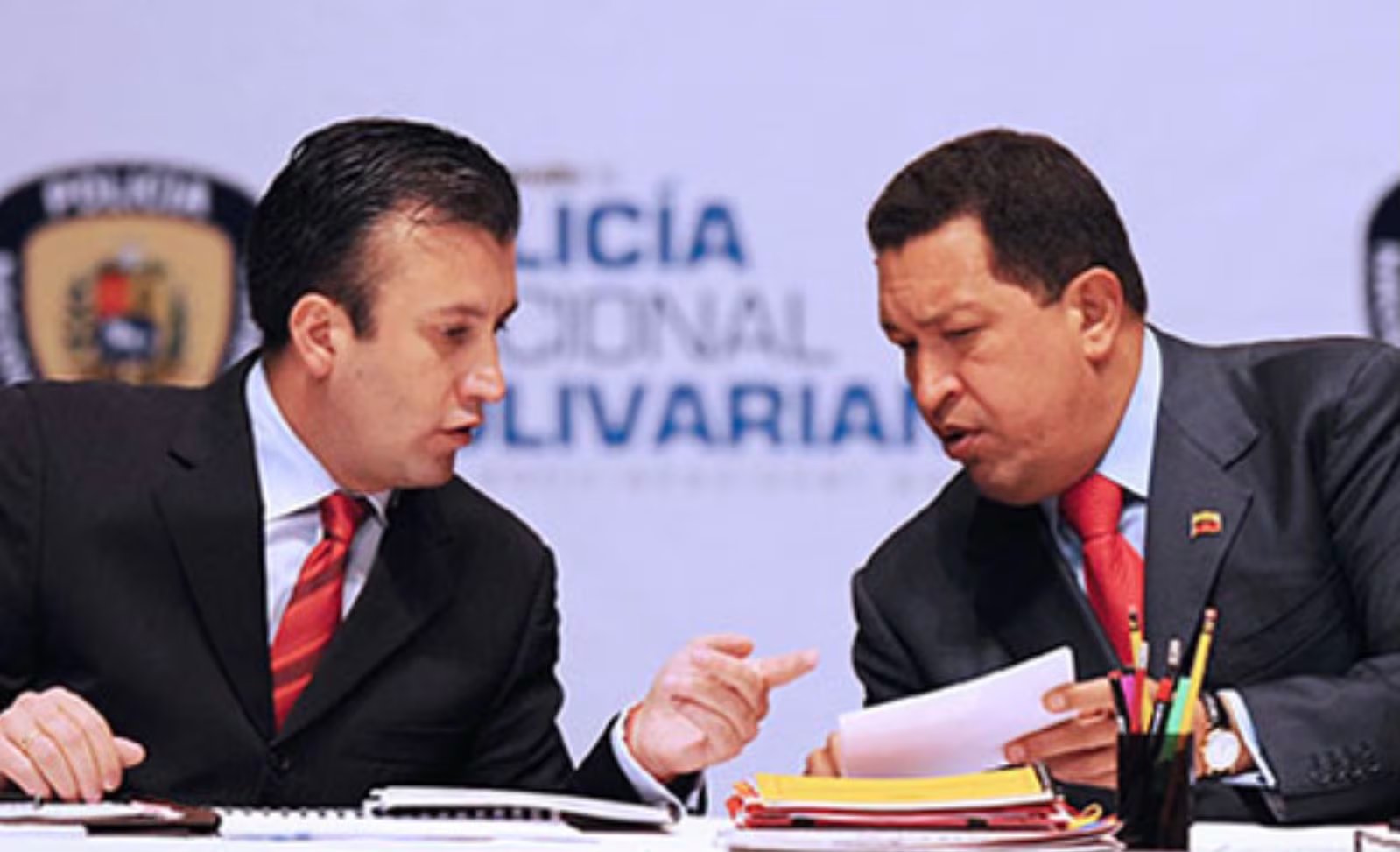 El Aissami comenzó su ascenso en la estructura de poder de la mano de Hugo Chávez, quien llegó a nombrarlo ministro de Interior.