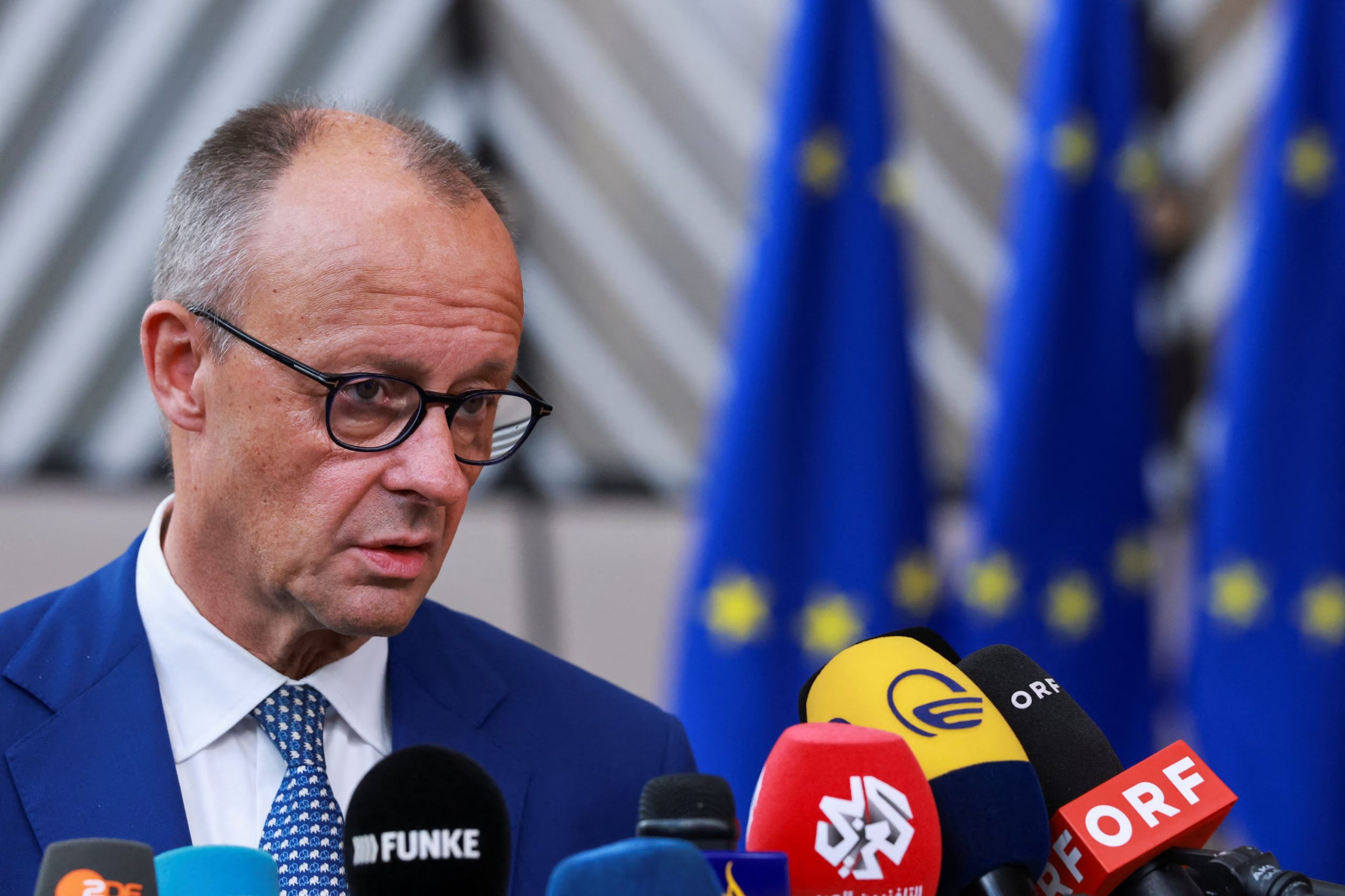 El canciller alemán, Friedrich Merz, habla con la prensa a su llegada a la cumbre de líderes de la Unión Europea en Bruselas, Bélgica, el 15 octubre 2026 (REUTERS/Stephanie Lecocq)
