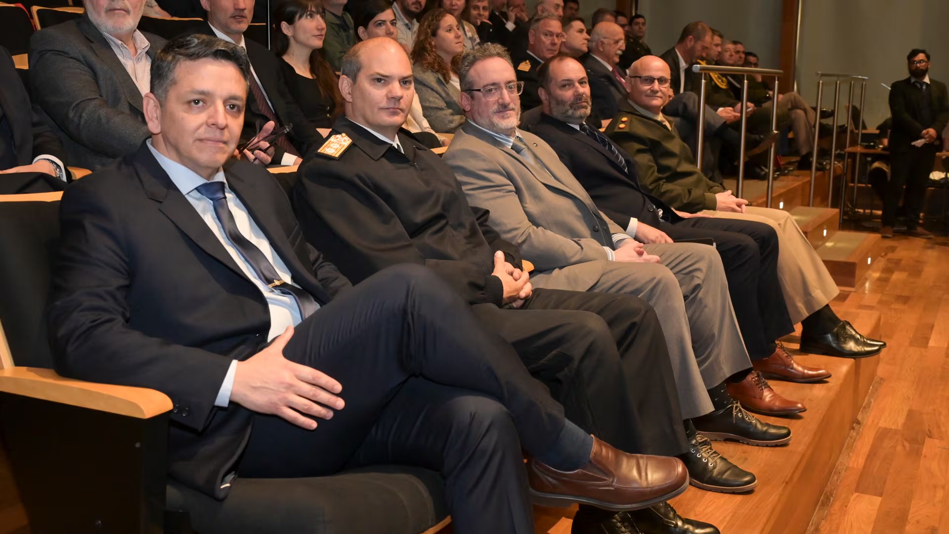 De izquierda a derecha: comodoro César Oscar Lencina (subsecretario de Ciencia y Tecnología de la Nación), contraalmirante Eduardo Ignacio Llambí (director de Educación de la Armada), Mario Katzenell (secretario de Investigación, Política Industrial y Producción del Ministerio de Defensa), Leandro Gabriel Gargiulo (director nacional de Planes y Programas para la Industria y la Producción para la Defensa); y el general Luis Guimpel (comandante Conjunto de Ciberdefensa de las FF. AA.)