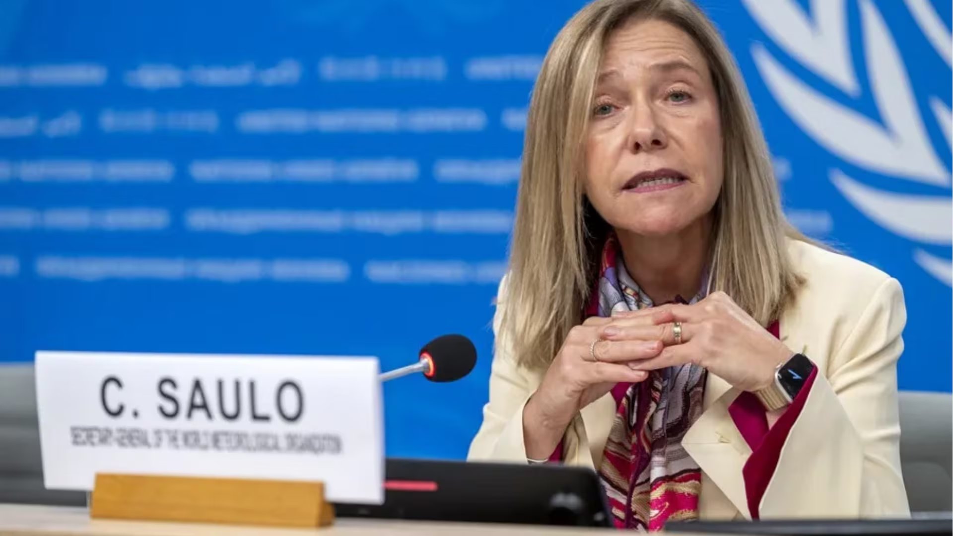 La secretaria general de la Organización Meteorológica Mundial, Celeste Saulo, expone en Ginebra las previsiones sobre el fenómeno climático de El Niño. (EFE/Martial Trezzeni)