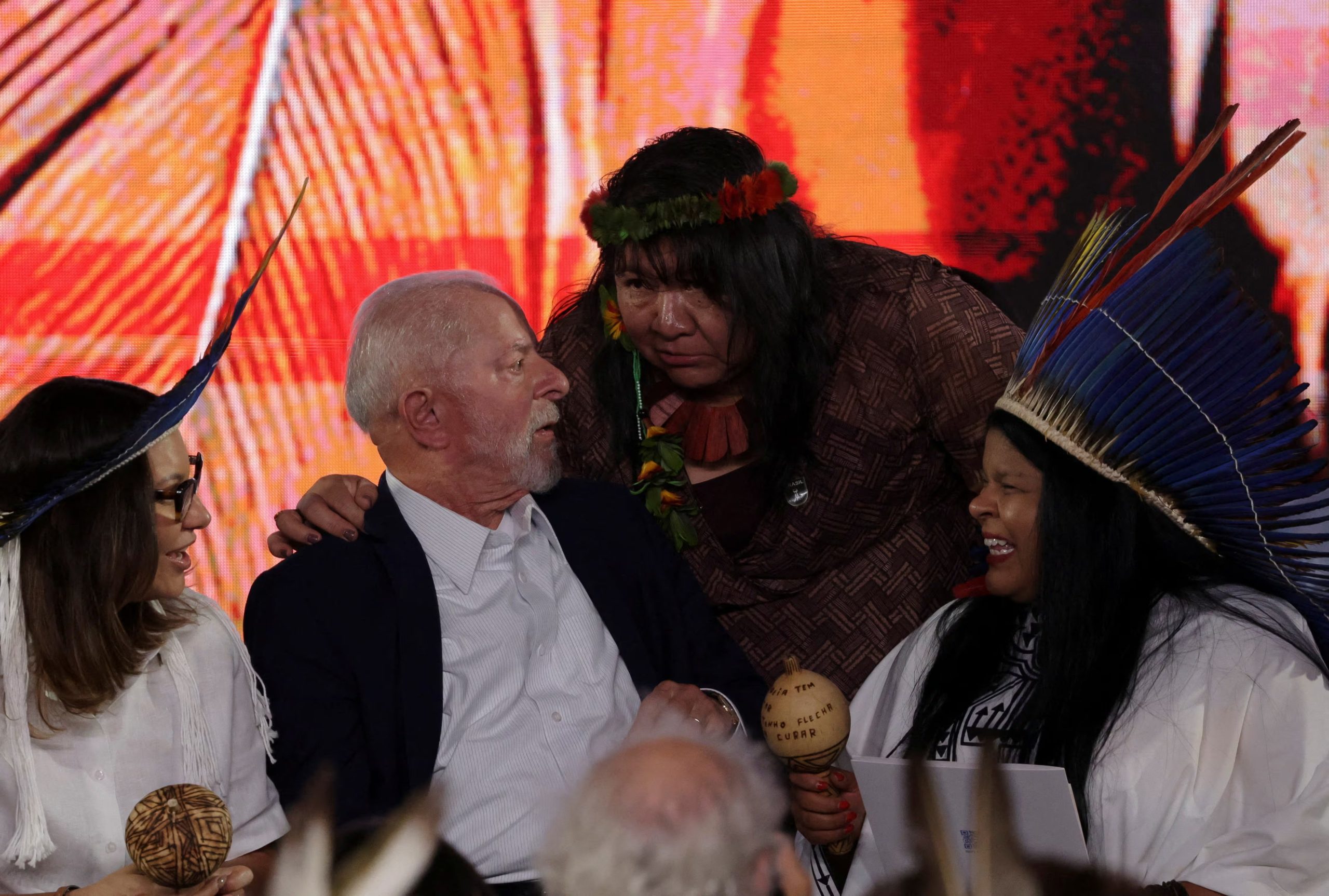 El presidente de Brasil, Luiz Inácio Lula da Silva, conversa con la presidenta de la Fundación Nacional de los Pueblos Indígenas (FUNAI), Joenia Wapichana (REUTERS/Ricardo Moraes/Archivo)