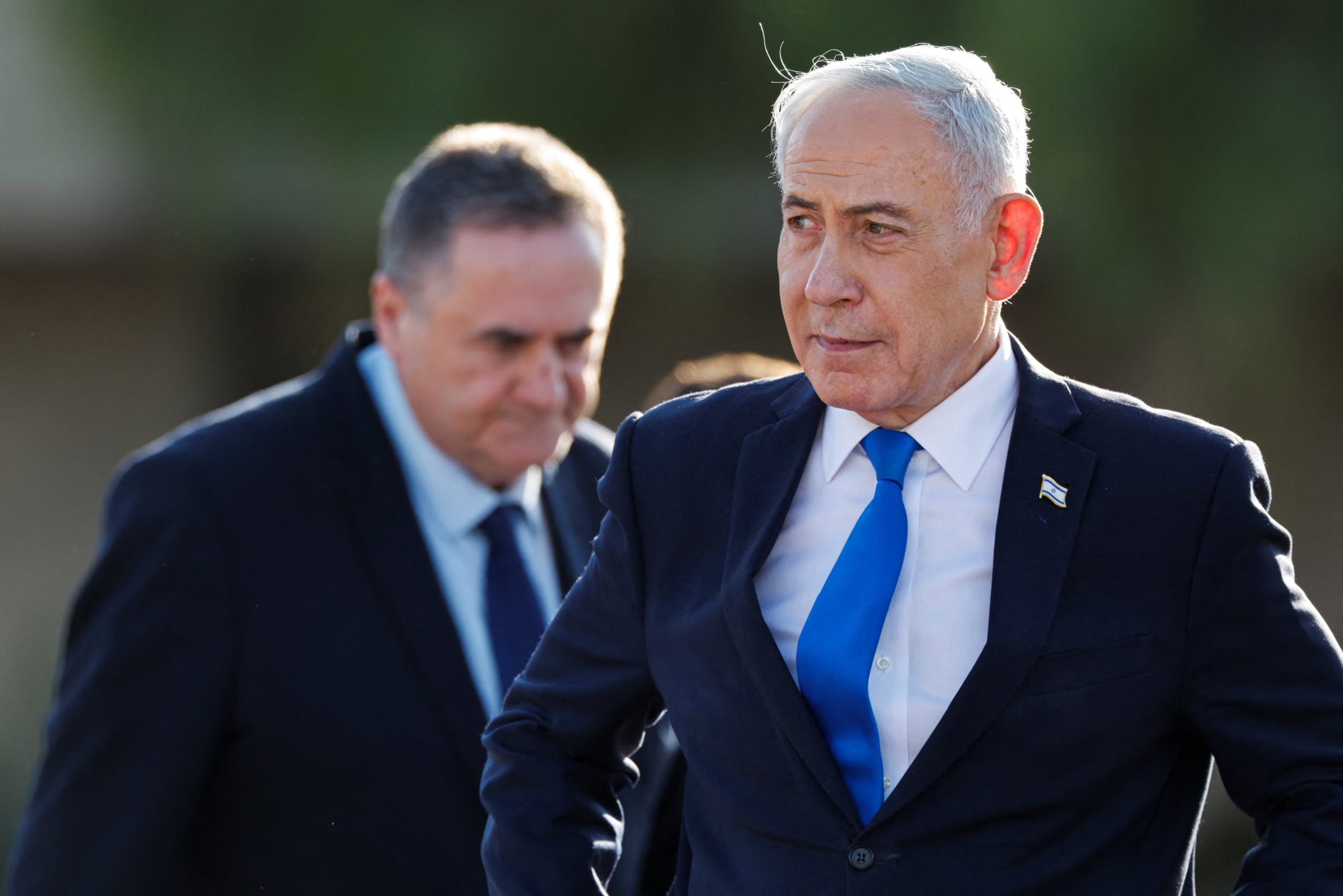 El primer ministro israelí, Benjamin Netanyahu, y el ministro de Defensa, Israel Katz, asisten a una ceremonia de graduación de nuevos oficiales del ejército israelí en una base cercana a Mitzpe Ramon, Israel, el 21 de octubre de 2026 (REUTERS/Amir Cohen)