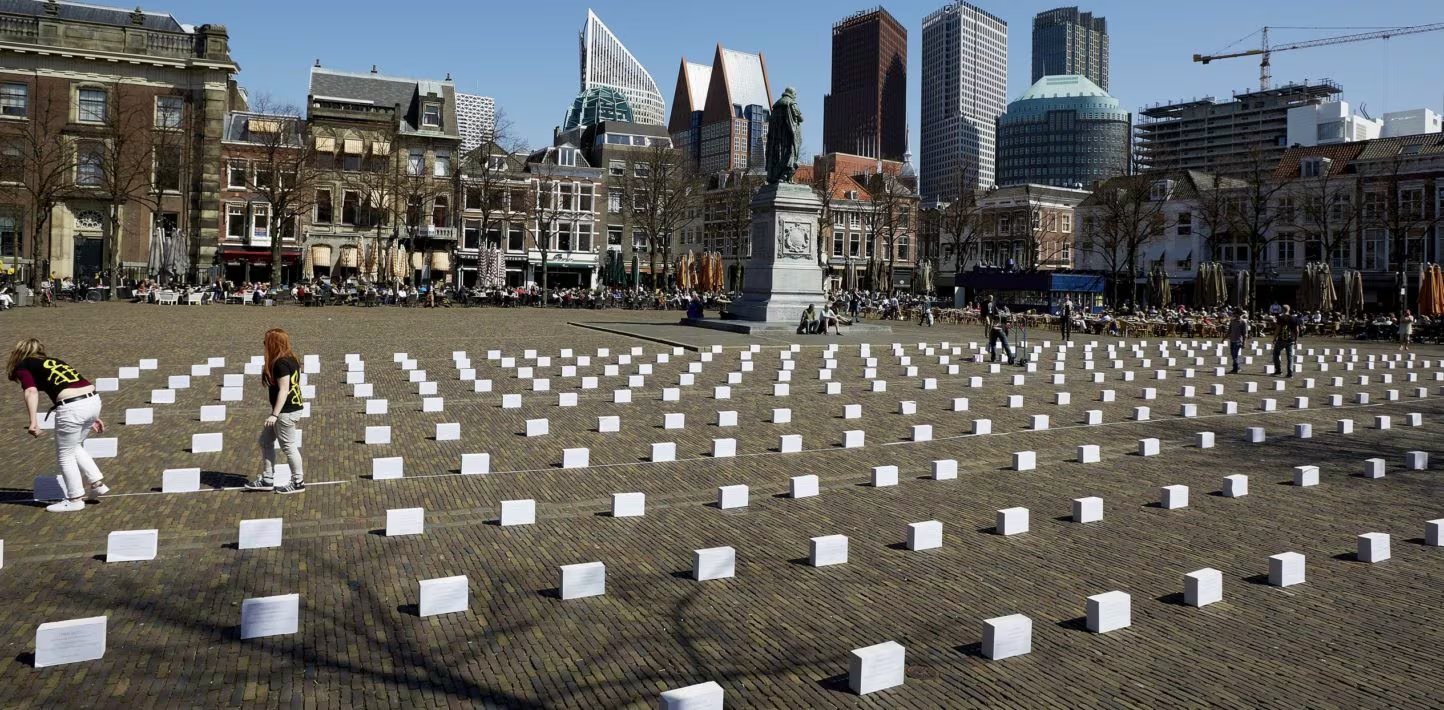 Un cementerio simbólico: activistas de Amnistía Internacional colocaron cientos de lápidas blancas en la plaza Het Plein (La Haya) para denunciar las muertes silenciosas en el Mediterráneo, al cumplirse 10 años de la tragedia de Lampedusa 