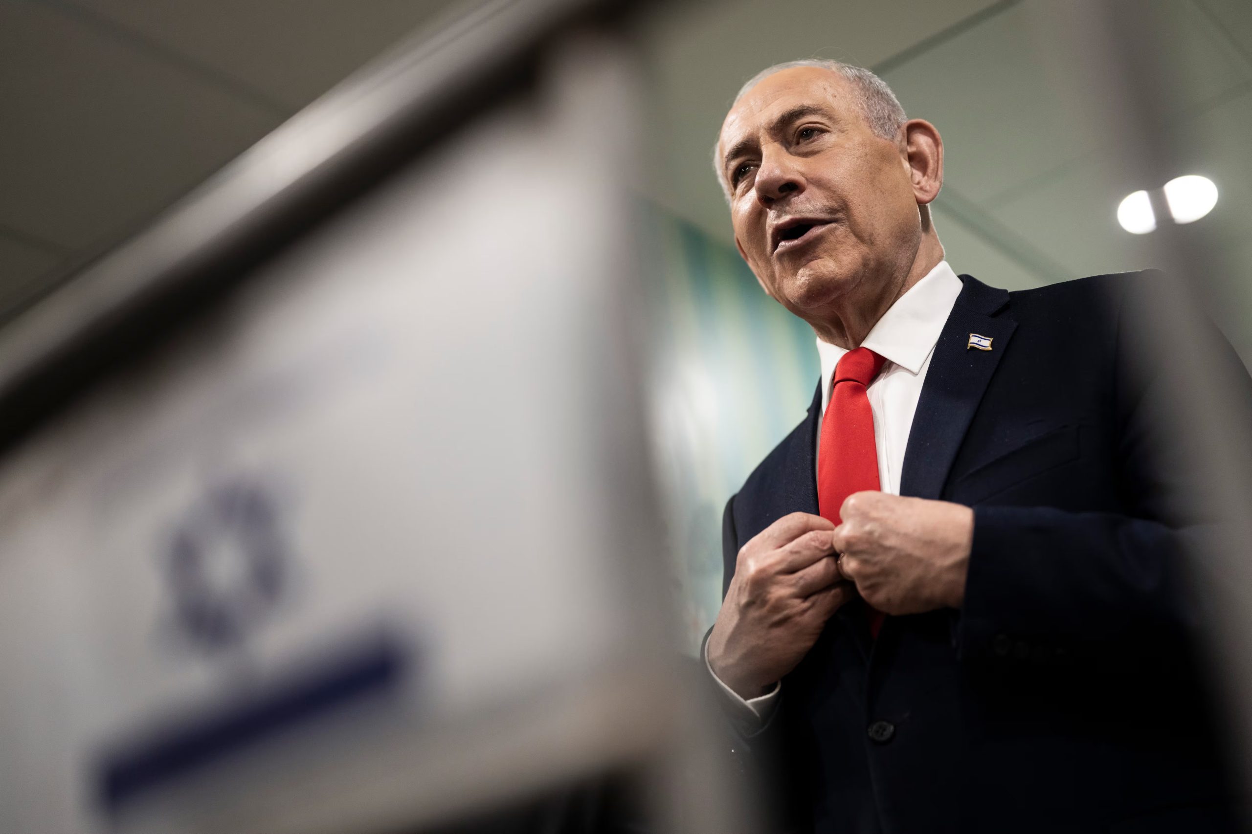 El primer ministro israelí, Benjamín Netanyahu, habla con los medios de comunicación tras votar en las elecciones legislativas israelíes en un colegio electoral de Jerusalén, el 27 de octubre de 2026. EFE/JEWEL SAMAD / POOL