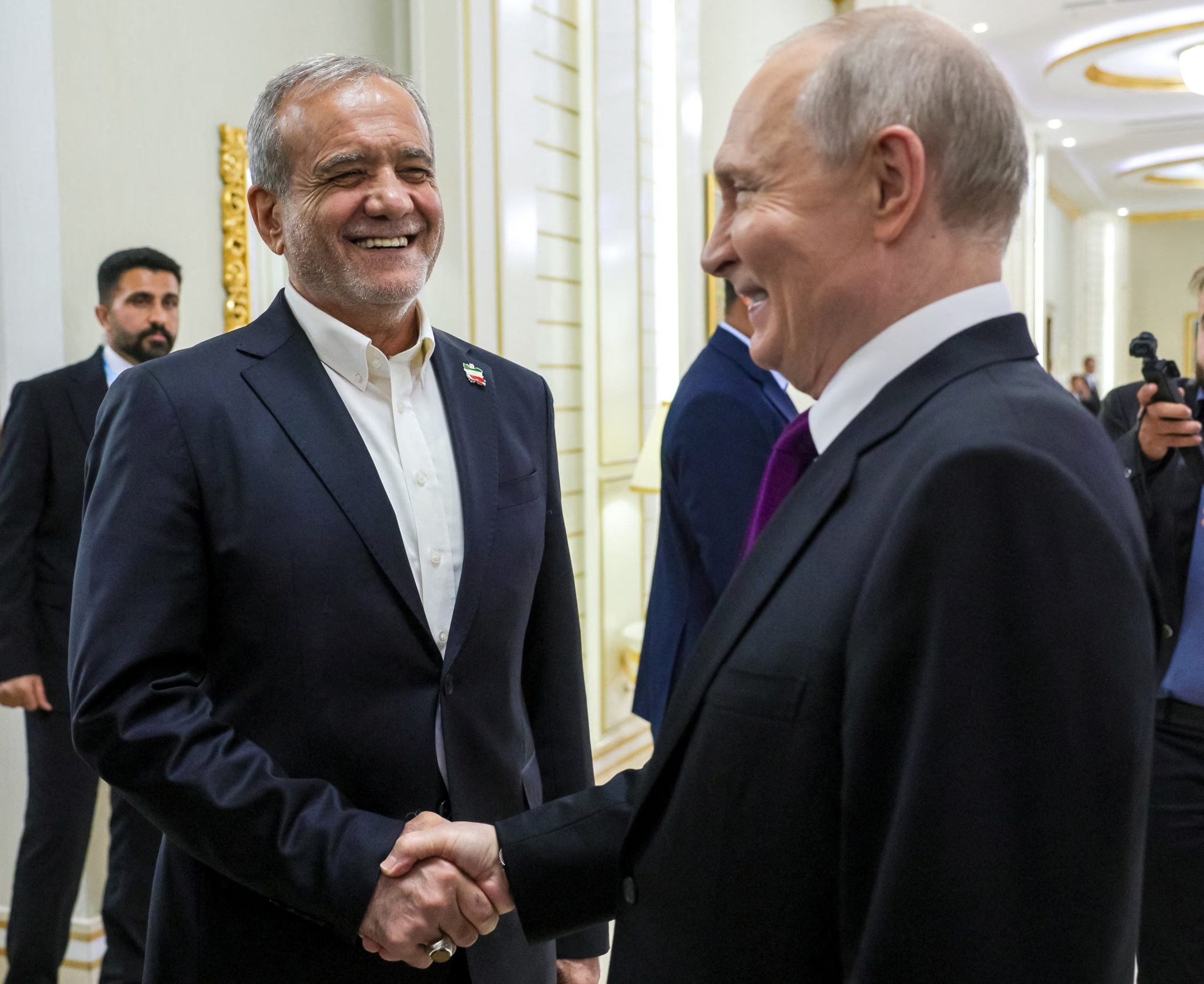 La visita se enmarca en la intención del Kremlin de asumir un papel de mediador en la crisis, después de que el presidente ruso, Vladimir Putin, transmitiera a su par iraní, Masud Pezeshkian, a principios de octubre que Rusia estaba dispuesta a contribuir a las iniciativas diplomáticas (REUTERS)