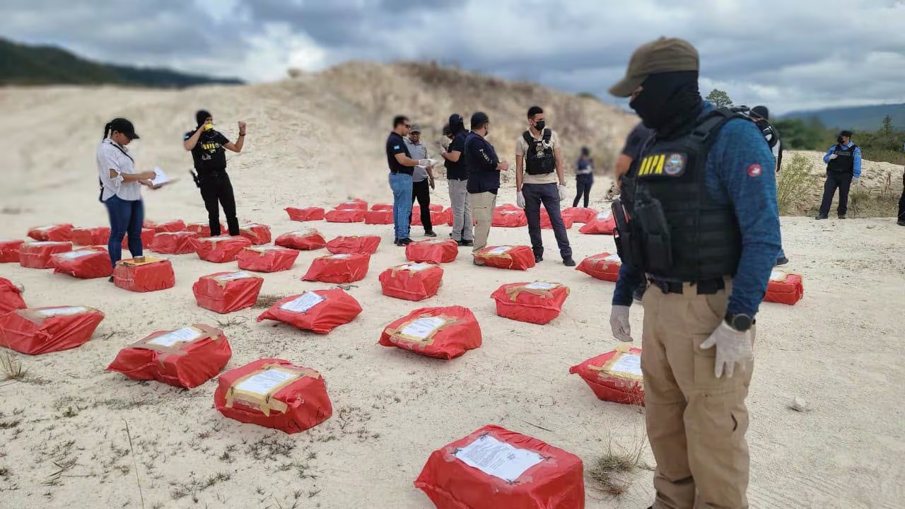 La Dirección Nacional Policial Antidrogas de Honduras mantiene operaciones contra las estructuras dedicadas al tráfico de drogas (Foto: Casa Presidencial)