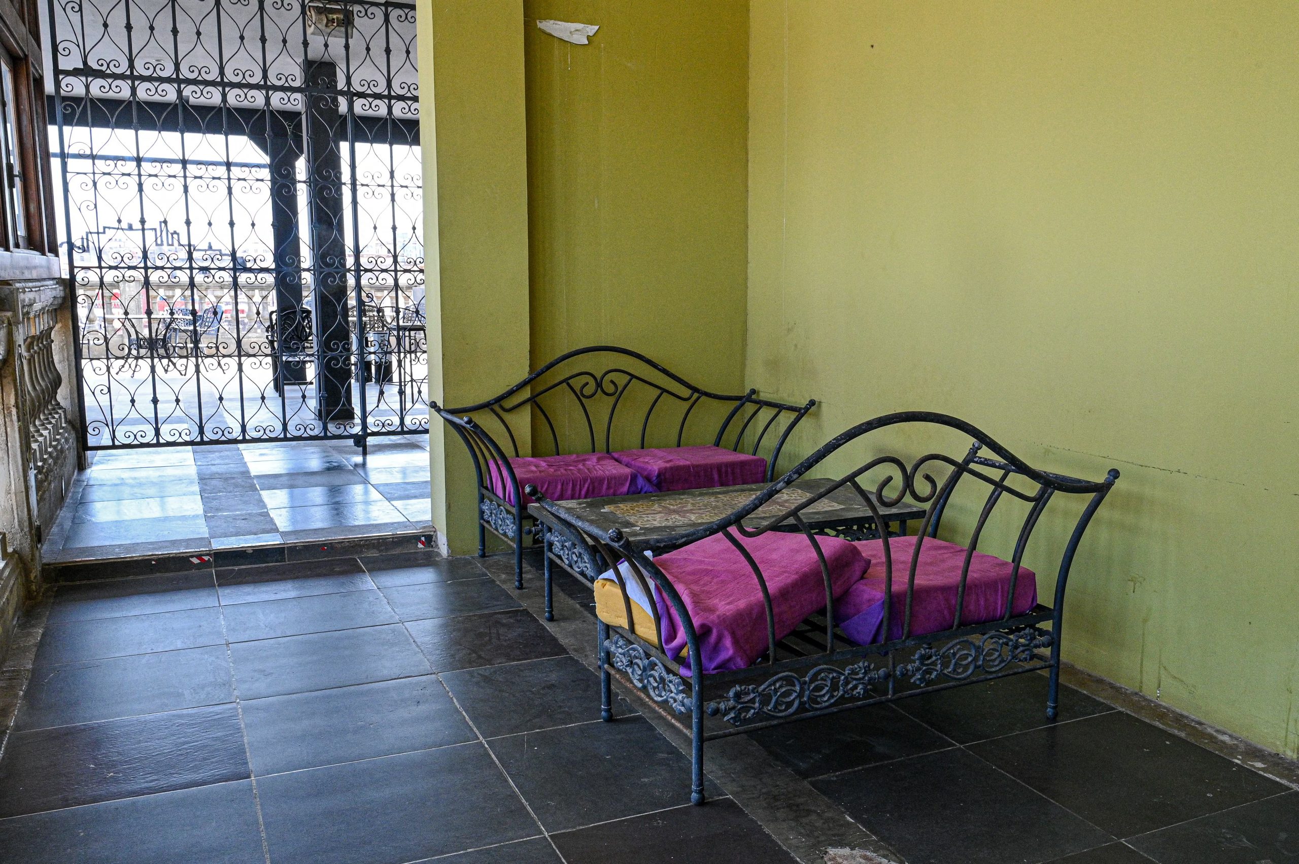 Comedores vacíos y mesas sin ocupar se observan en La Guarida, uno de los restaurantes cubanos más conocidos a nivel internacional, situado en el edificio de La Habana que aparece en la película cubana 
