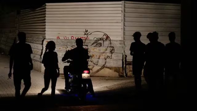 La oscuridad de los cortes facilitó un asalto brutal, un tiroteo entre grupos y demoras de agentes, según testimonios que retratan una ciudad con más miedo, menos respuesta oficial y servicios básicos también afectados. (Imagen de cortesía)