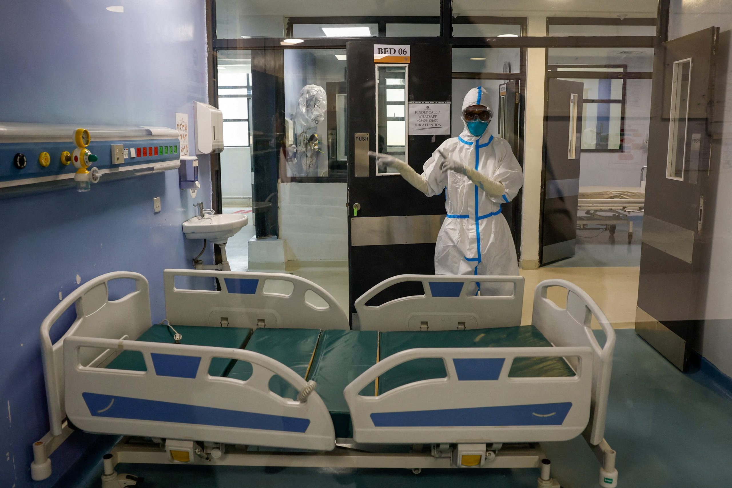 Una enfermera hace un gesto dentro del Hospital de Nairobi, donde un paciente con ébola fue aislado inmediatamente a su llegada y tratado en la Unidad de Aislamiento del Ala Este del hospital, físicamente separada, pero falleció posteriormente, en Nairobi, Kenia, el 7 de octubre de 2026 (REUTERS/Monicah Mwangi)