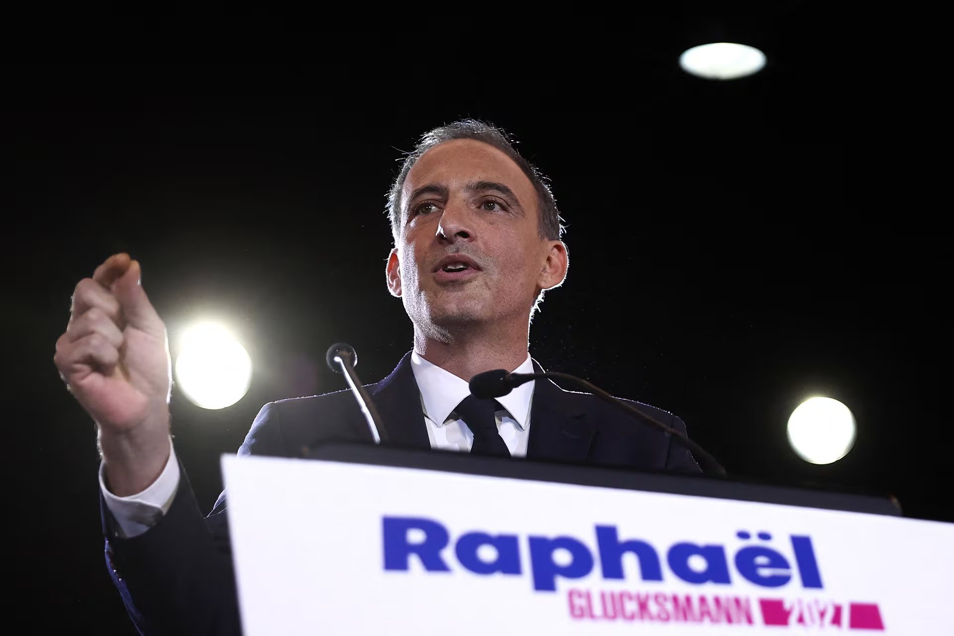 Glucksmann, líder del partido Place Publique, ganó la primaria socialista con más del 66% de los votos (ROMAIN PERROCHEAU / AFP)