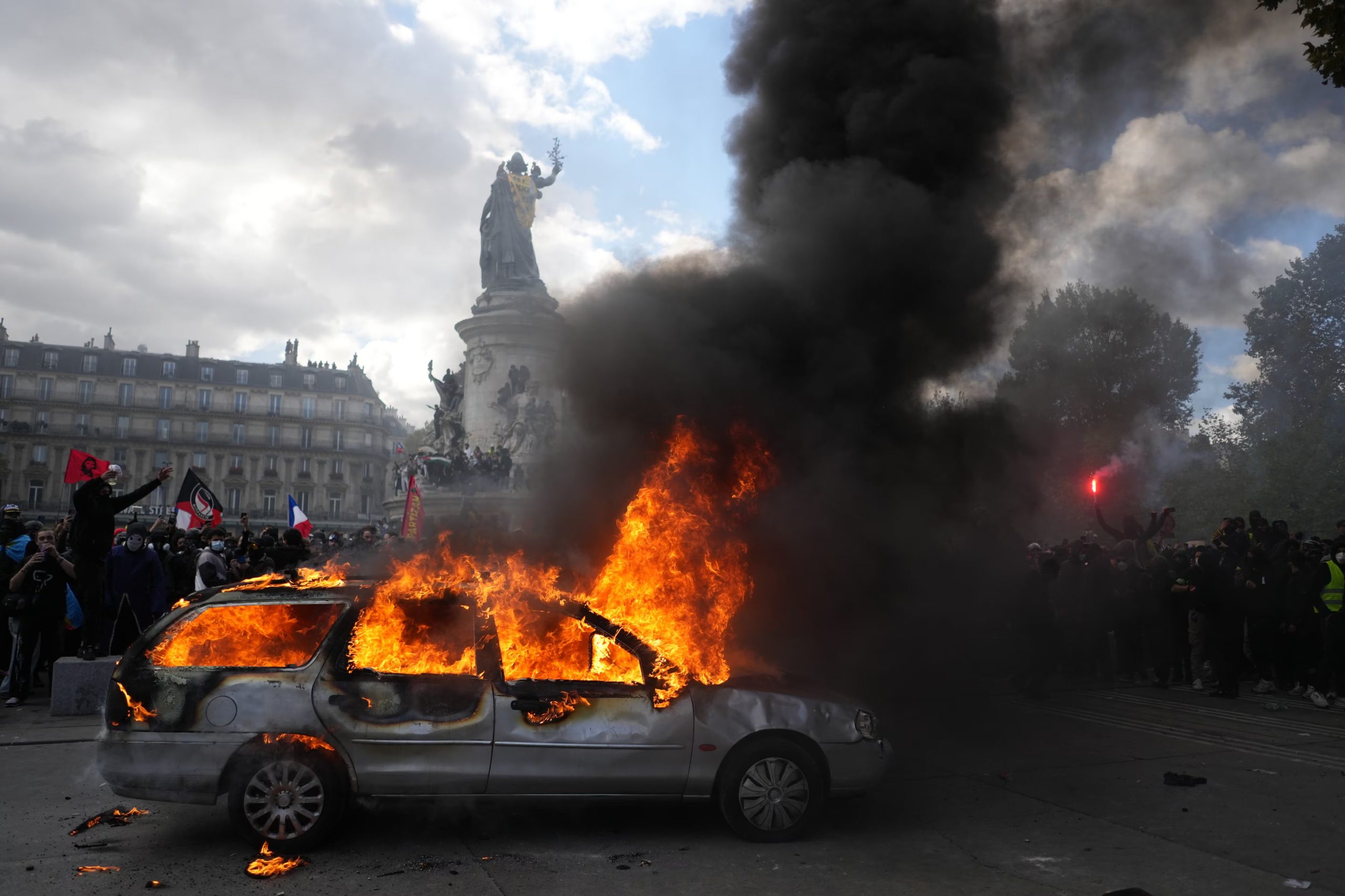 El exembajador diferenció las manifestaciones sociales de los actos delictivos registrados en comercios de Francia (AP Foto/Thibault Camus)