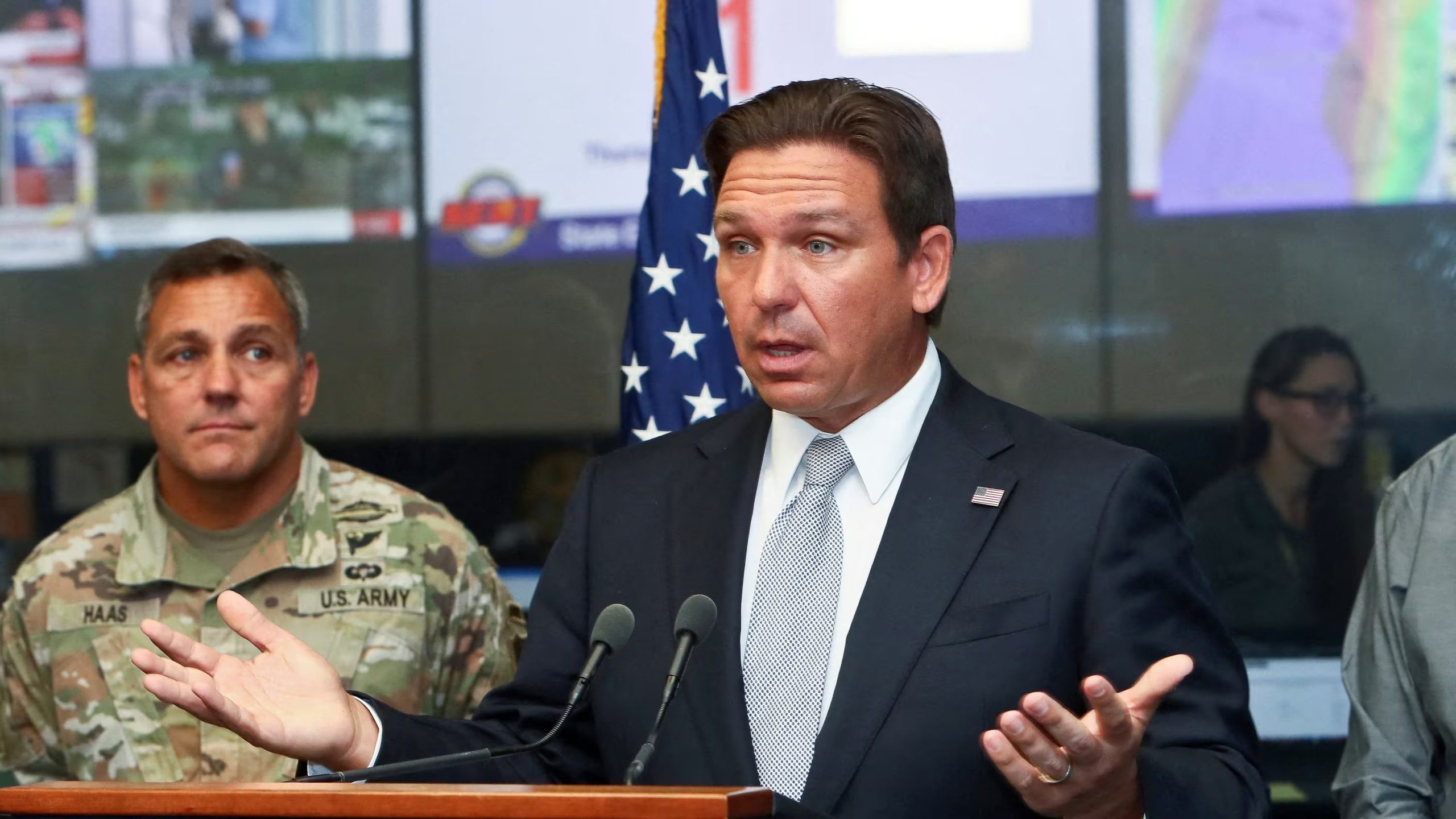 El gobernador Ron DeSantis firmó la orden ejecutiva 26-202 para desplegar recursos estatales y suministros de respuesta en el norte de Florida. (REUTERS/Phil Sears/File Photo)