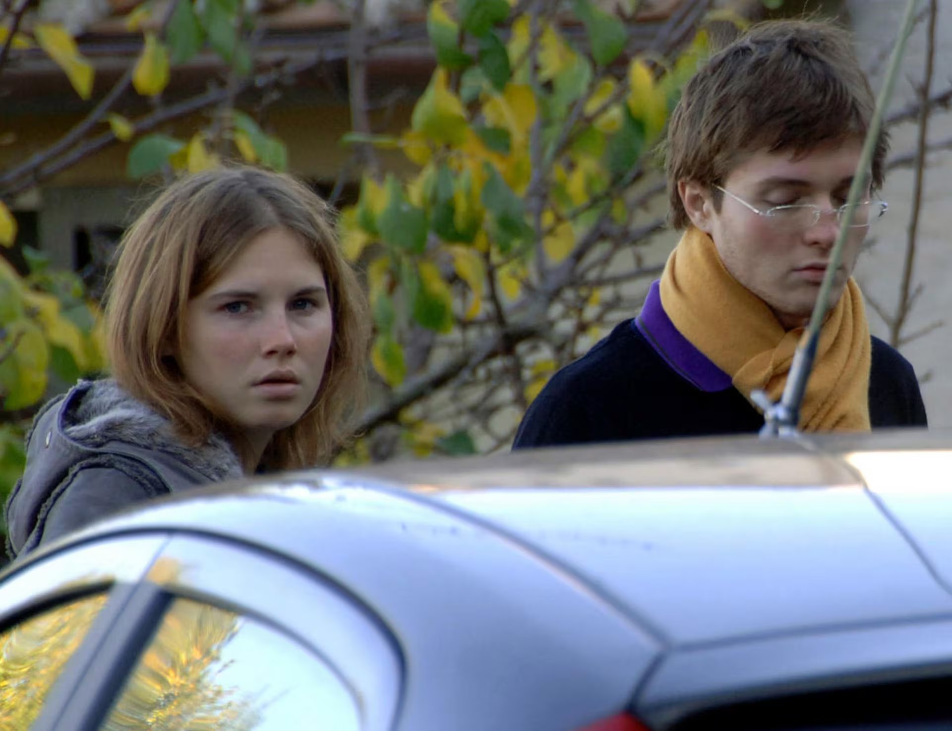 En esta fotografía de archivo del viernes 2 de noviembre de 2007, se observa a Amanda Knox (izquierda) y a Raffaele Sollecito frente a la casa alquilada donde fue hallada muerta la estudiante británica de 21 años Meredith Kercher, en Perugia, Italia (AP Photo/Stefano Medici, File)
