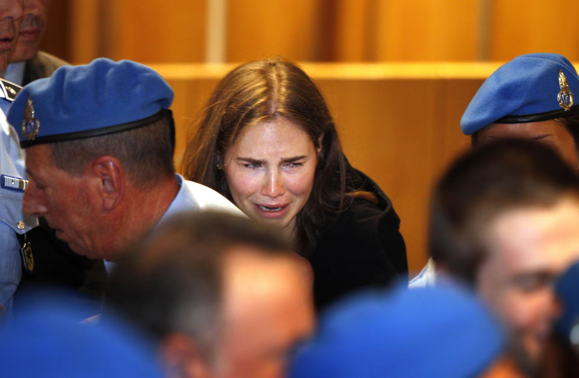 ARCHIVO - En esta foto de archivo del 3 de octubre de 2011, Amanda Knox rompe a llorar tras escuchar el veredicto que anula su condena y la absuelve del asesinato de su compañera de piso británica, Meredith Kercher, en el tribunal de Perugia, en el centro de Italia (Foto AP/Pier Paolo Cito, archivo)