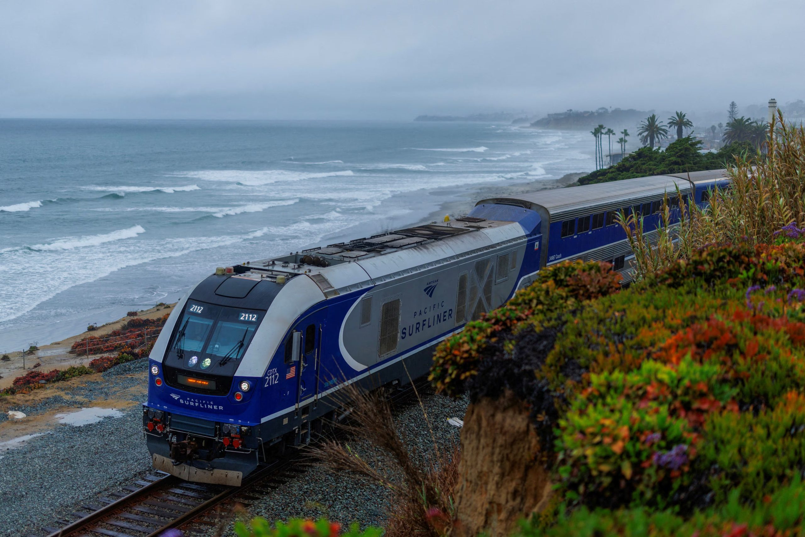 La Autoridad de Transporte del Condado de Orange evalúa el traslado de la infraestructura ferroviaria hacia zonas del interior (REUTERS/Mike Blake/File Photo)