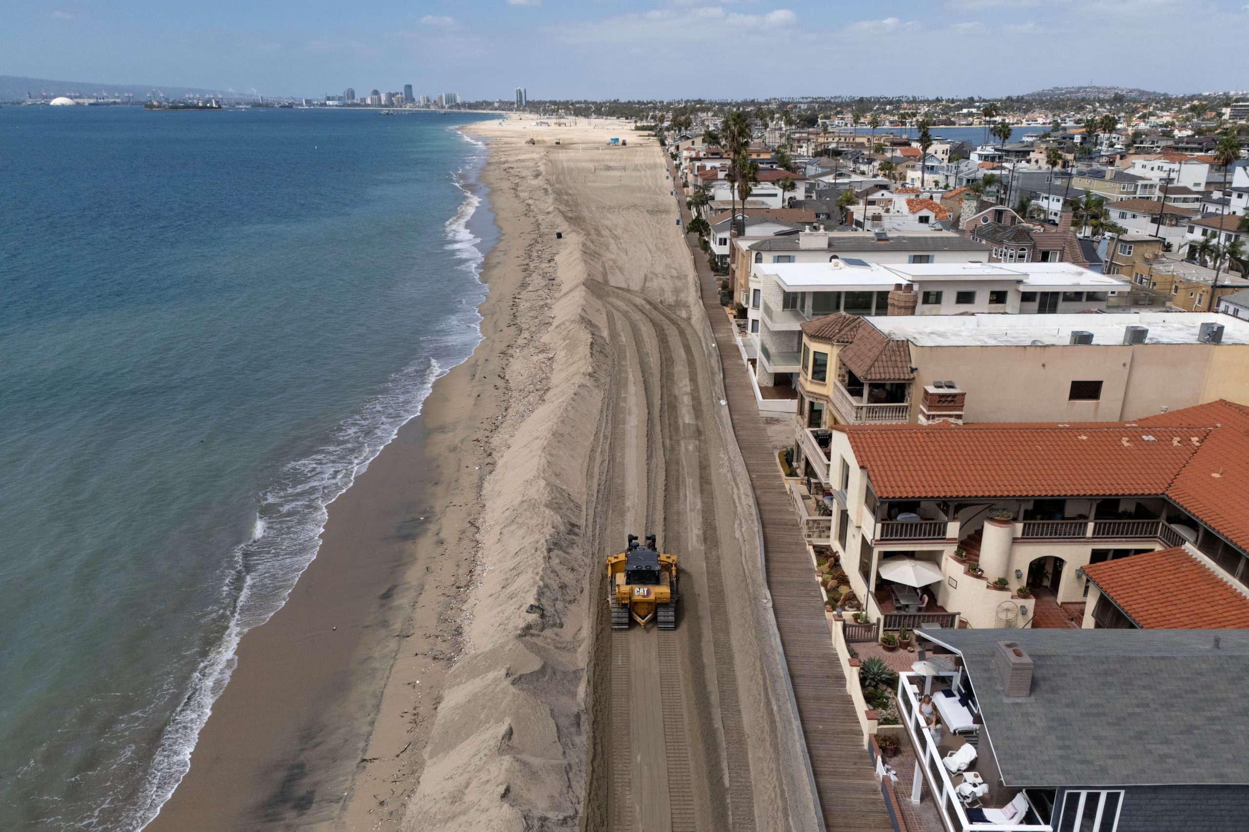 Los habitantes de San Clemente evalúan aprobar un impuesto sobre las ventas para costear la reposición de arena en el litoral (REUTERS/Daniel Cole)