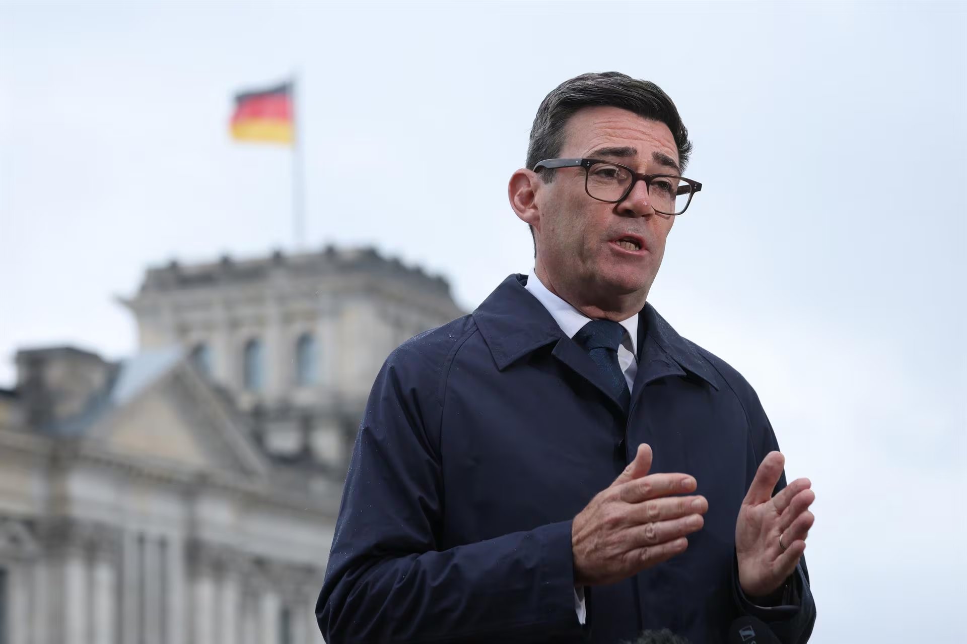 Burnham reconoció que el Reino Unido fue demasiado laxo ante los intentos de actores extranjeros de influir en procesos políticos
