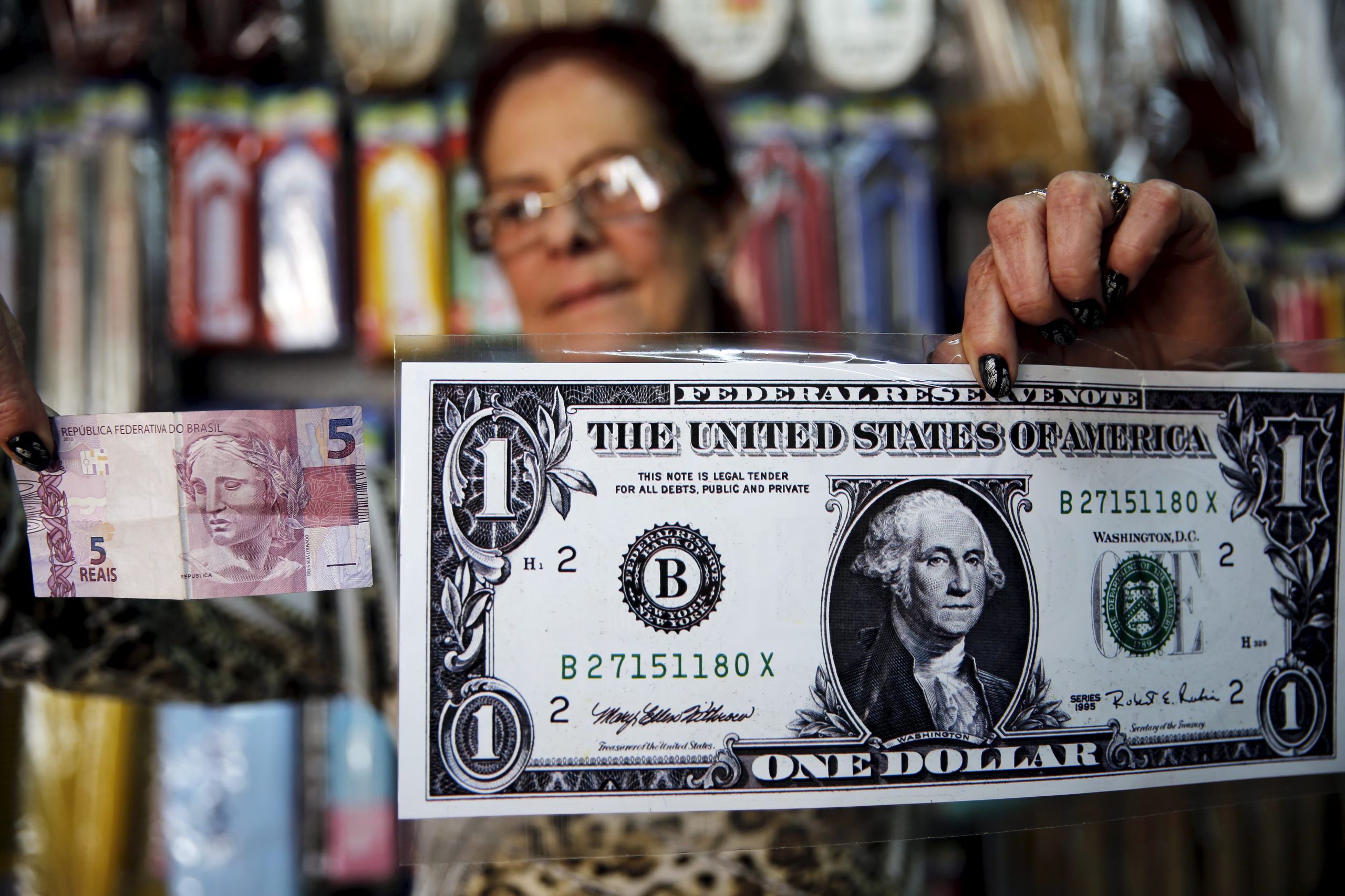 La divisa cotizó por debajo de cinco unidades por moneda estadounidense en las operaciones iniciales del lunes, luego de que el candidato liberal superara al actual jefe de Estado en los comicios. (REUTERS/ARCHIVO)