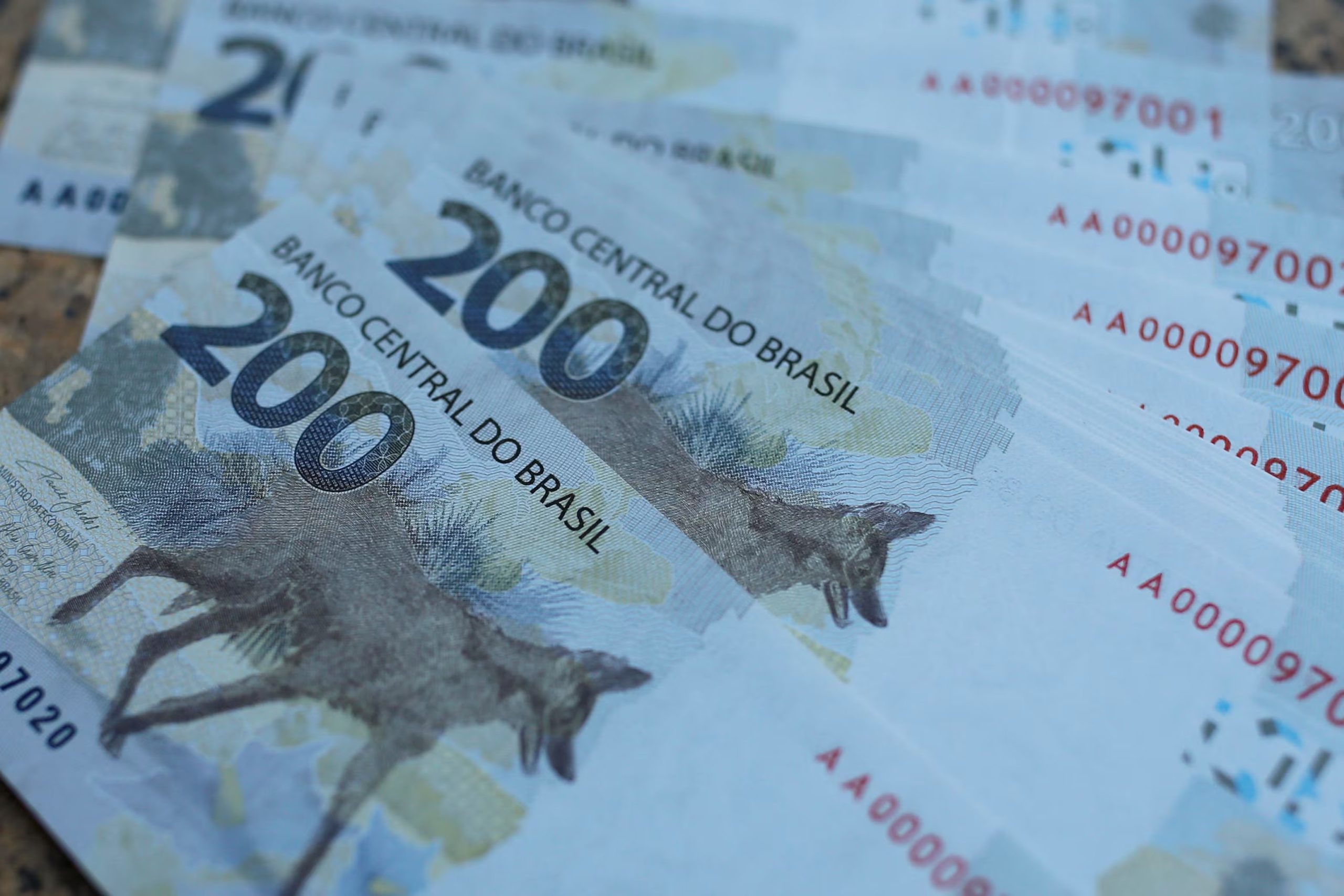 El real brasileño sube 4,5% frente al dólar tras la ventaja electoral de Flávio Bolsonaro. (REUTERS/ARCHIVO)