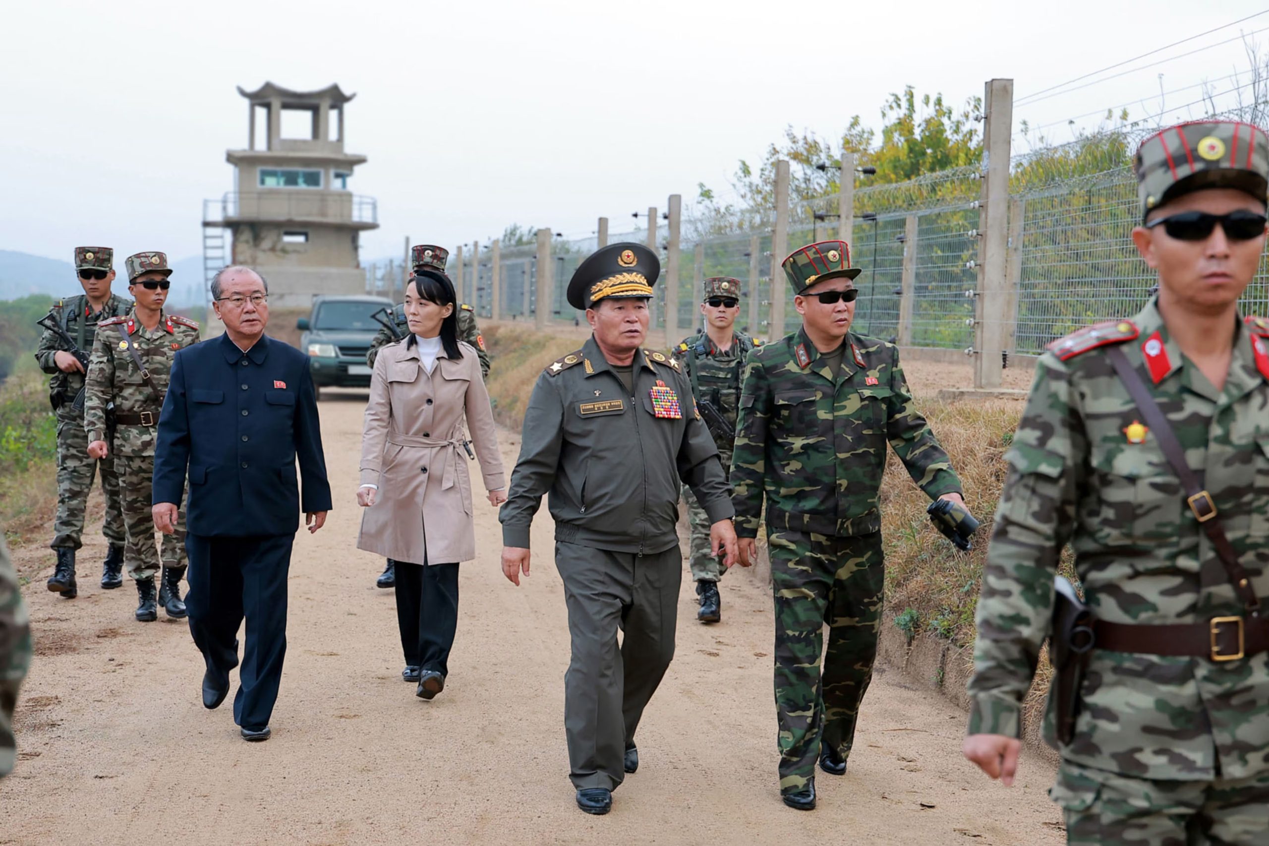 La hermana del dictador norcoreano Kim Jong-un, visita zonas del frente junto a oficiales militares en Corea del Norte el martes 20 de octubre de 2026 (Korean Central News Agency/Korea News Service vía AP)