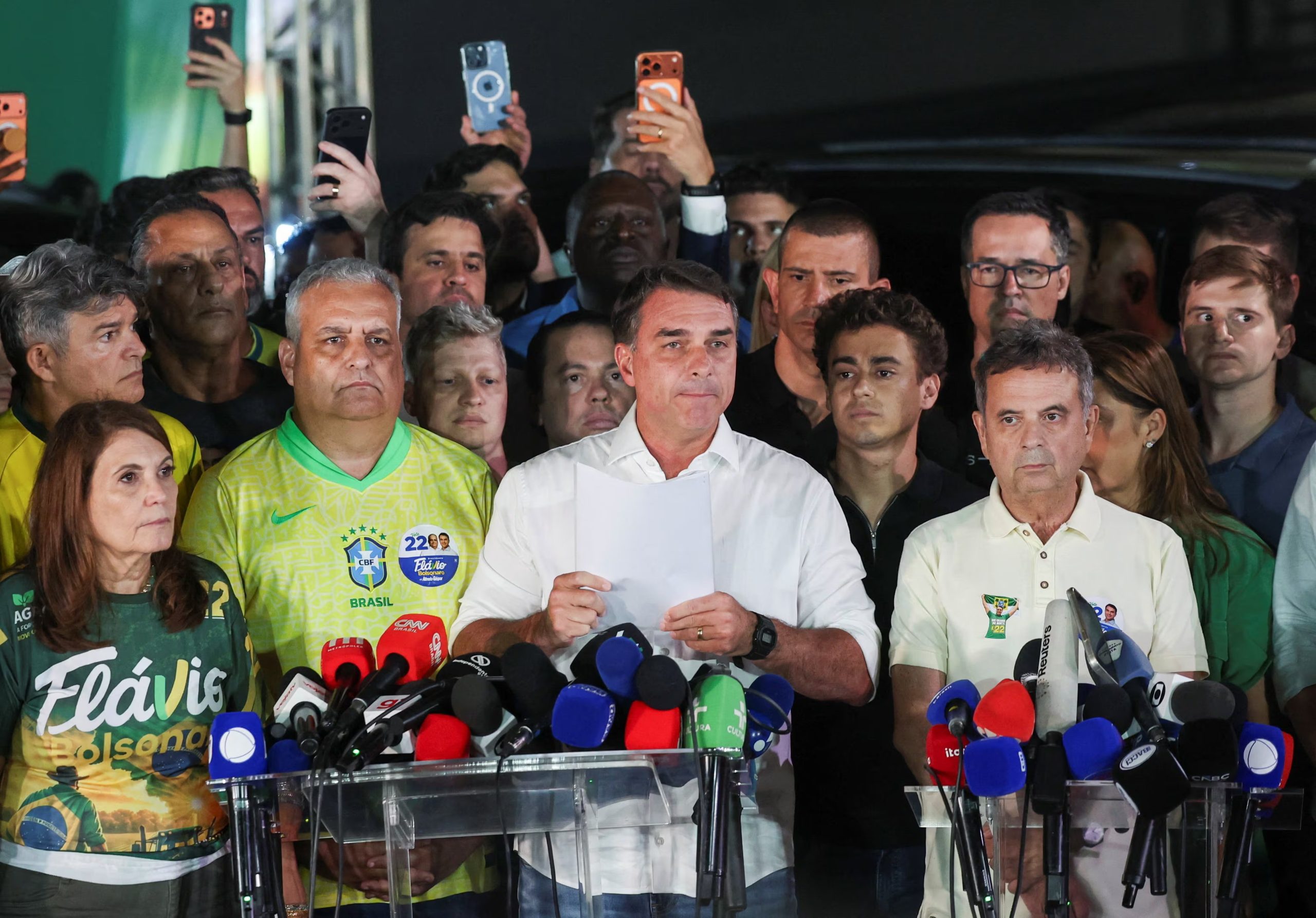 El candidato a presidente Flávio Bolsonaro tras la publicación de los resultados (REUTERS/Agustin Marcarian)