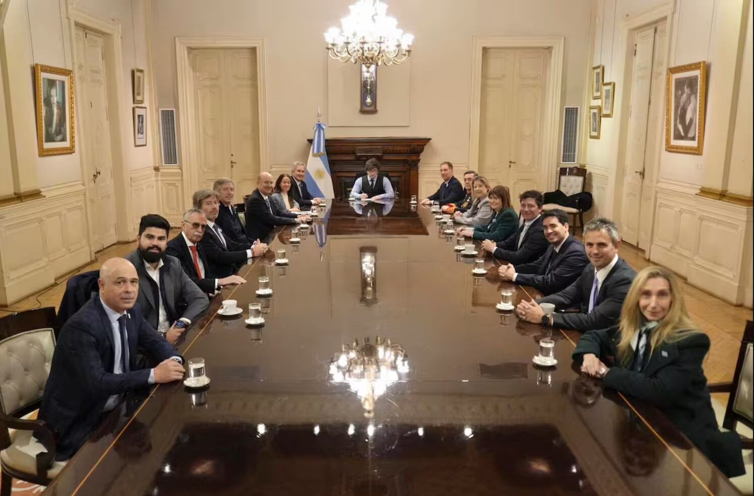 El presidente Javier Milei encabeza una reunión de Gabinete en Casa Rosada