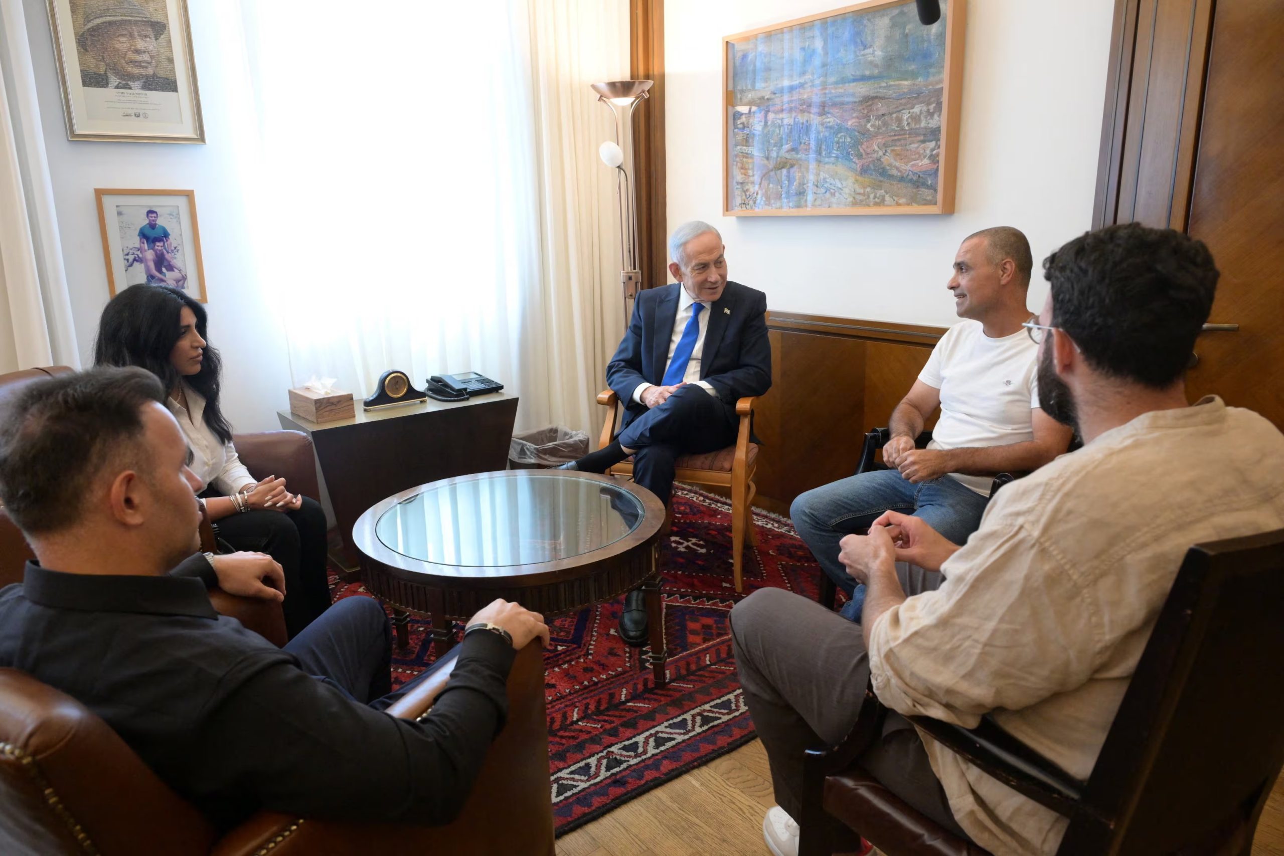 Benjamin Netanyahu se reunió en Jerusalén con Yaniv Hayoun, Or Fradilov, el Dr. Shota Musayev y su esposa, Sigalit, a quienes describió como