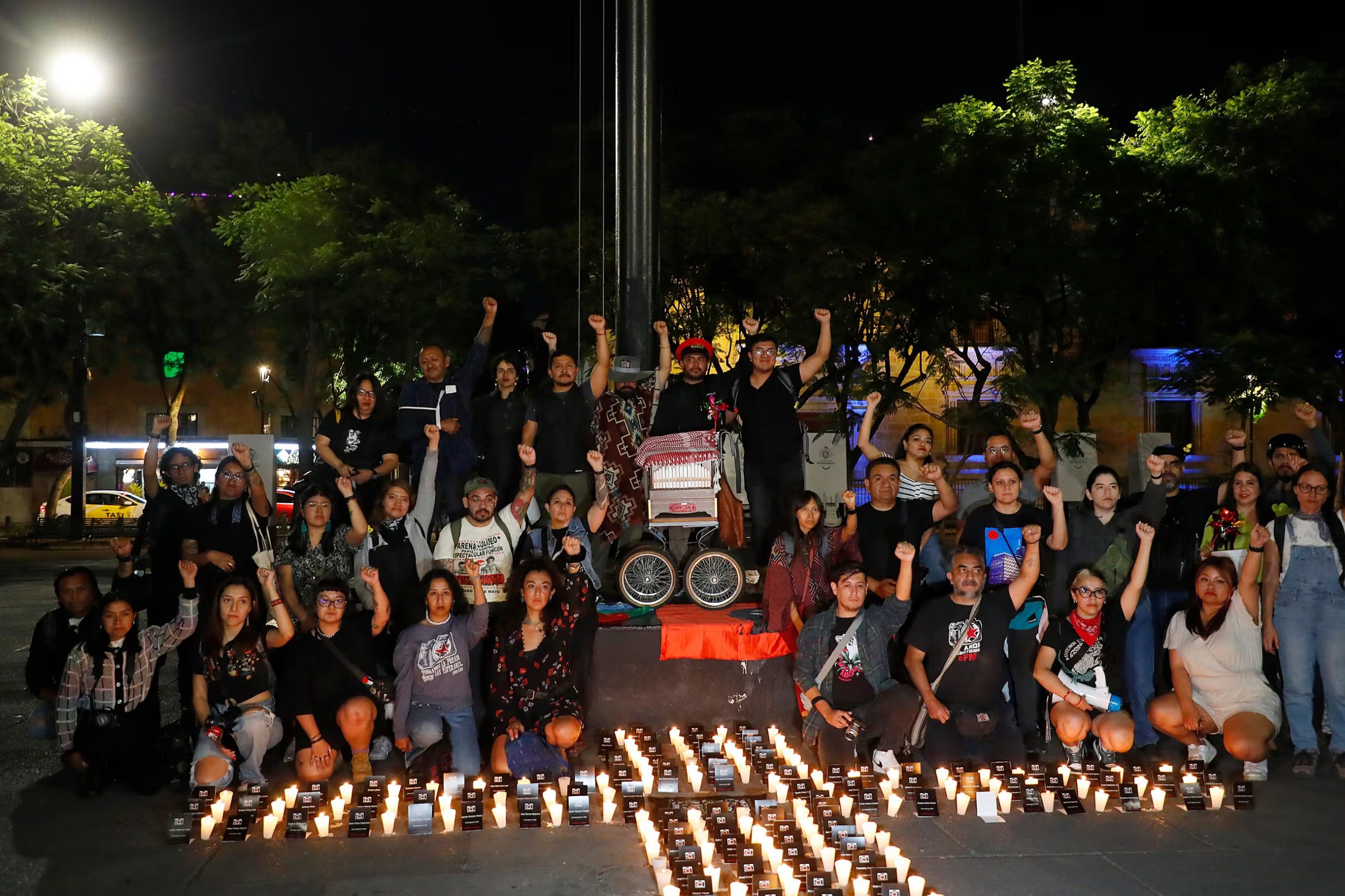 Periodistas mexicanos participan en la velada ‘Honor y Gloria’, para homenajear a colegas asesinados en el marco del 17 Encuentro Fotográfico México (EFM), este martes, en la ciudad de Guadalajara, en Jalisco (México). EFE/ Francisco Guasco