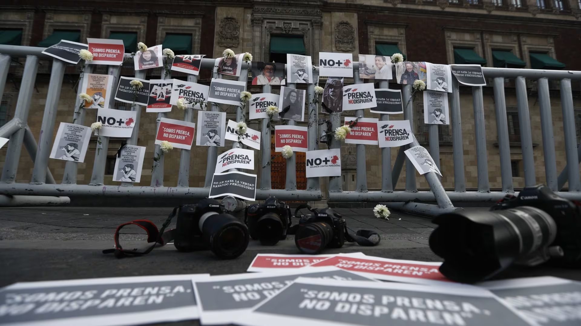 CIUDAD DE MÉXICO, 25ENERO2022.- Durante la conferencia matutina, periodistas colocaron un memorial de manera pacifica en las vallas frente a la puerta Mariana de Palacio Nacional esto por los asesinatos de periodistas en México.
FOTO: ANDREA MURCIA /CUARTOSCURO.COM