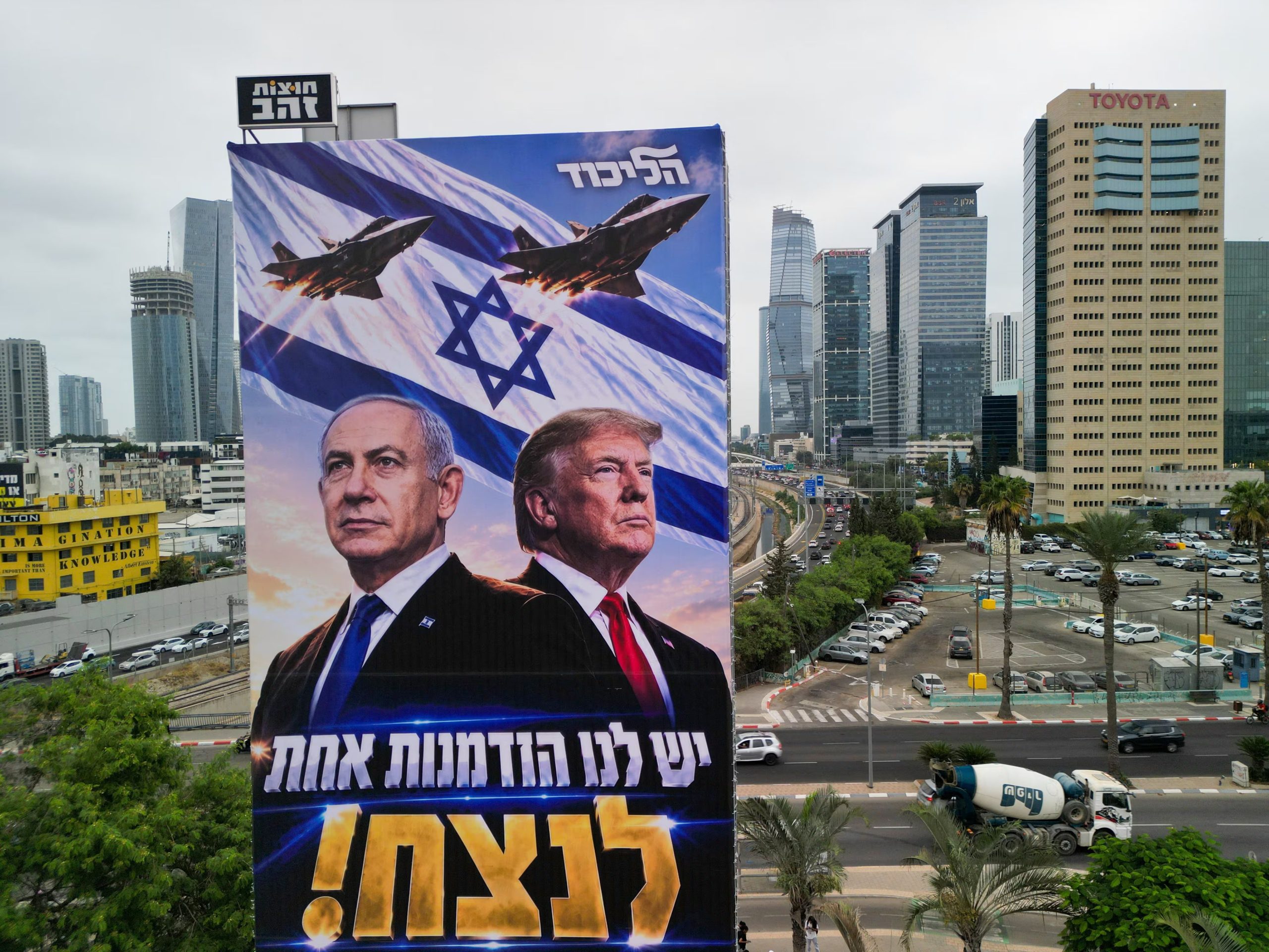 Un cartel colgado en Tel Aviv muestra el respaldo explícito de Trump a Netanyahu en las elecciones convocadas para hoy en Israel