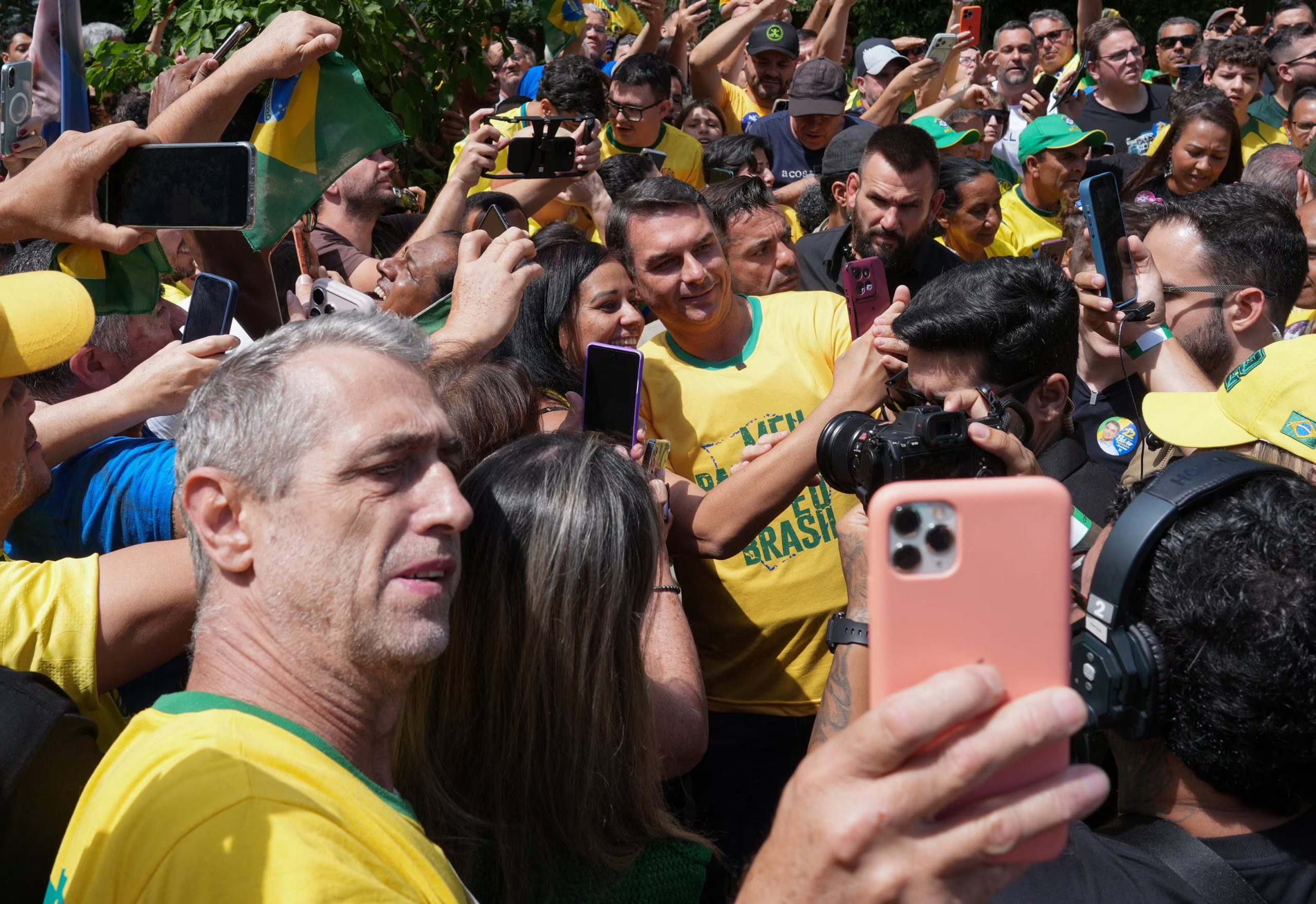 Flávio Bolsonaro se toma fotos con sus seguidores en Santa Barbara do Oeste, en San Pablo (REUTERS/Alexandre Meneghini)