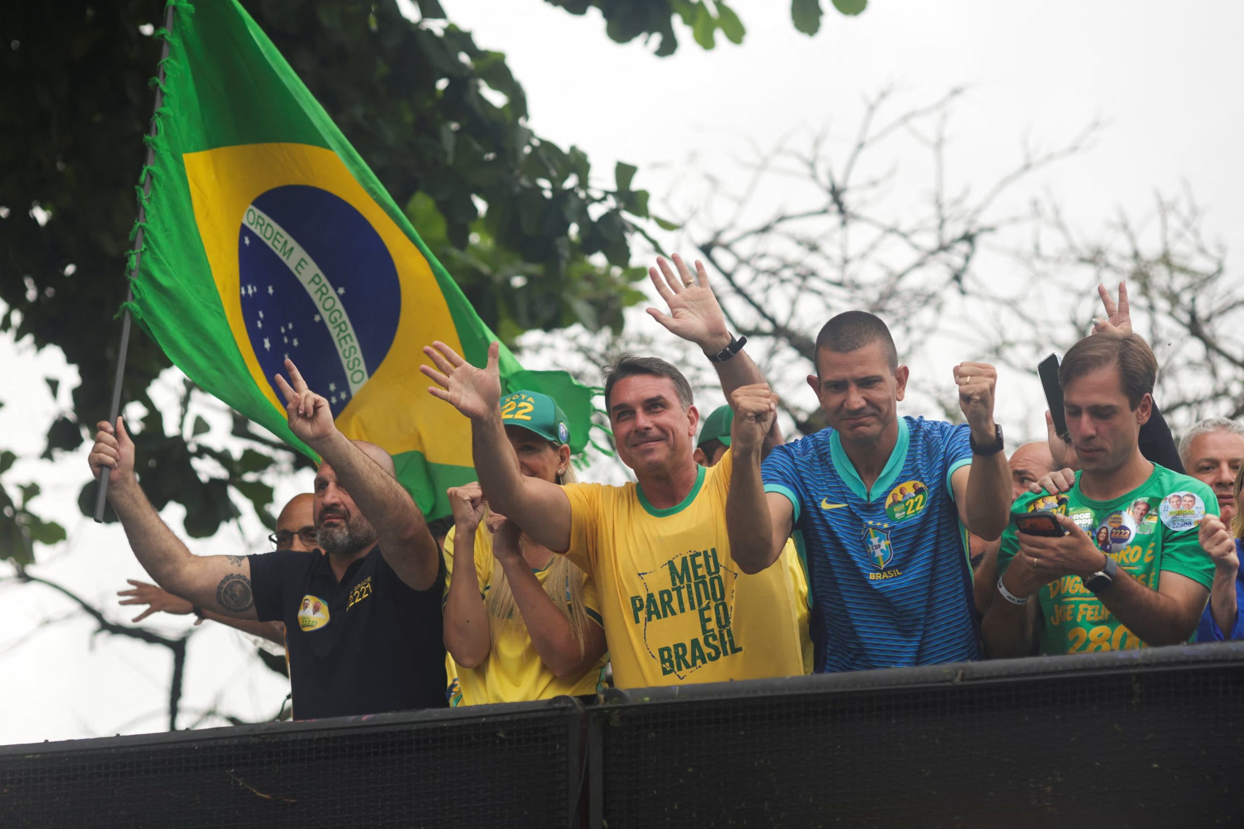 Flávio Bolsonaro cerró su campaña con una caravana en Río de Janeiro (REUTERS/Ricardo Moraes)