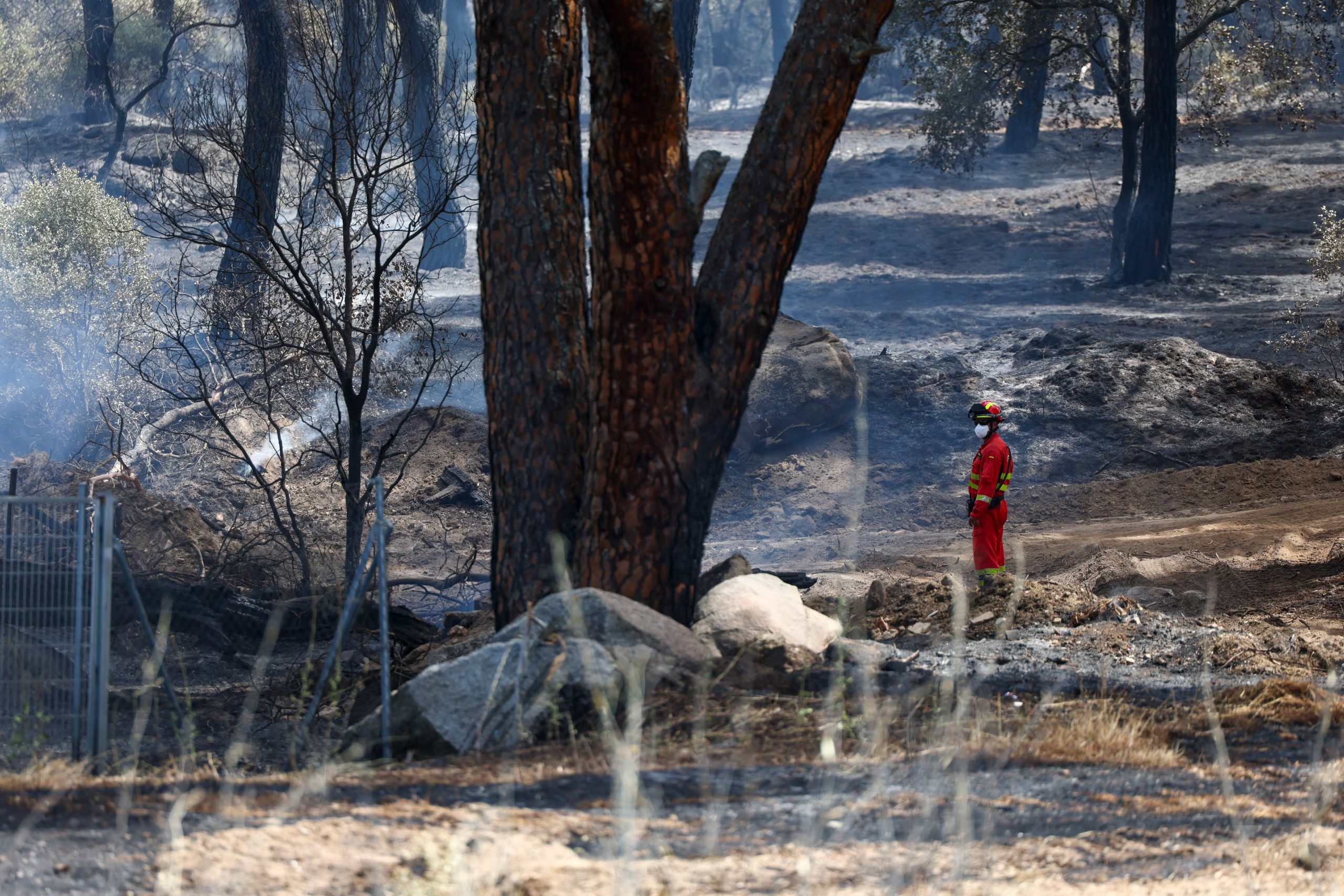 Miembros de la UME en la urbanización El Romillo del municipio toledano de Almorox. (EFE/Ismael Herrero)