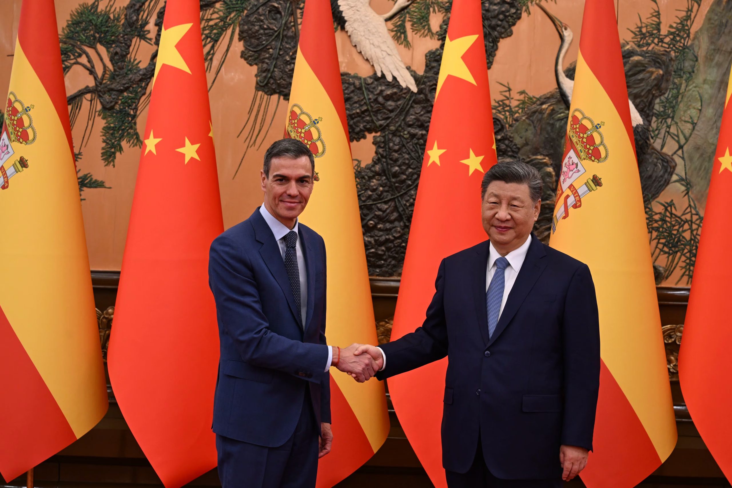 ARCHIVO: El jefe del régimen chino, Xi Jinping, recibe al presidente del Gobierno español, Pedro Sánchez, en abril pasado en Beijing (EFE)