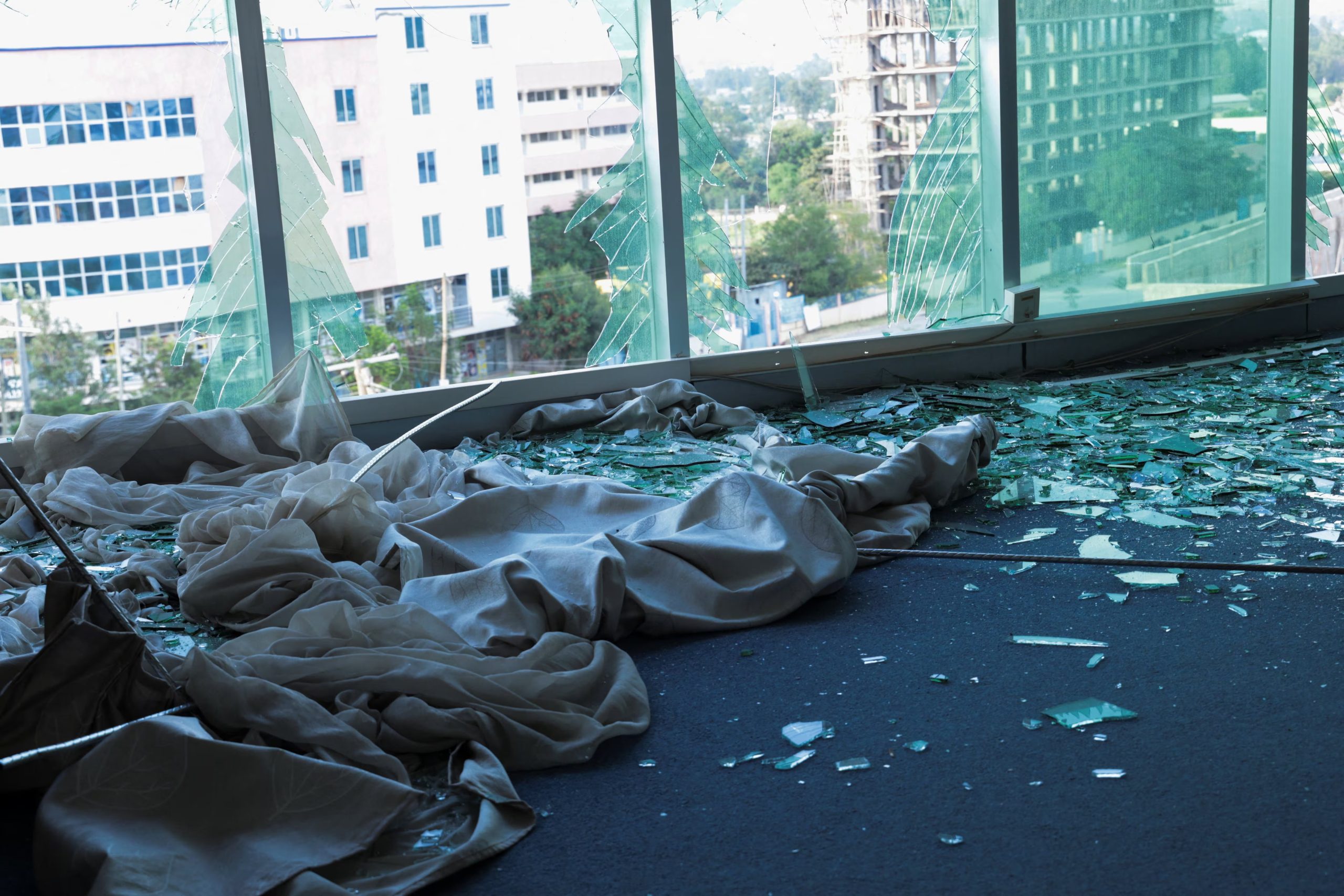 Una ventana destrozada de la emisora ​​Tigray Television tras un ataque con drones en Mekele, Etiopía, el 27 de septiembre de 2026 (Imagen obtenida por REUTERS)